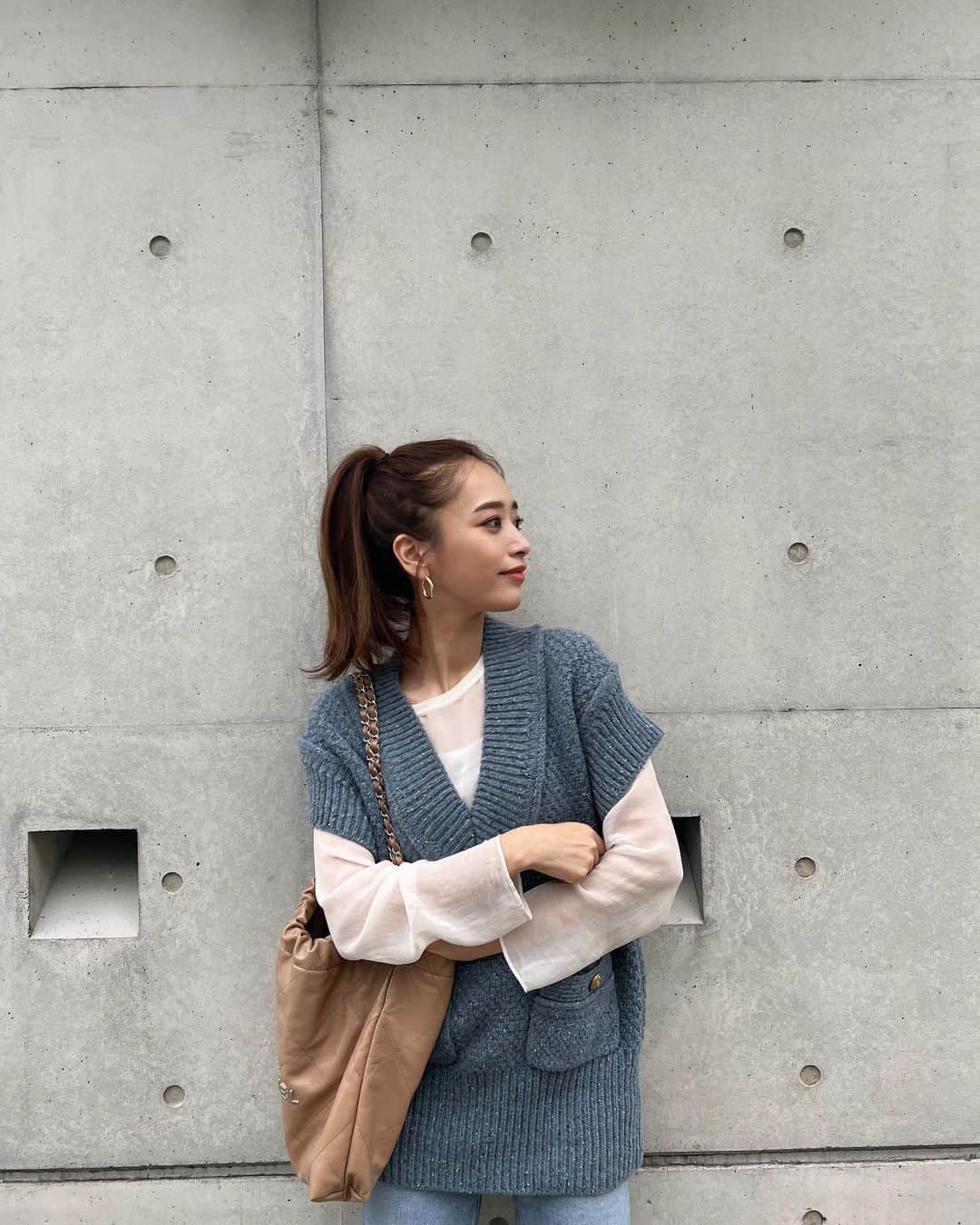 近藤千尋のインスタグラム：「しふく🌰🌰🌰  ポニーテール〜♪ を見せたくて全部横向きになった写真😂💓 ベージュが今の気分だった @chanelofficial 🥺  撮影で少しだけ巻いてもらって そのままポニーして帰りました💗🐴  メイクは久々会えた福ちゃんさん☺️  明日はラヴィットみてね💗💗💗」