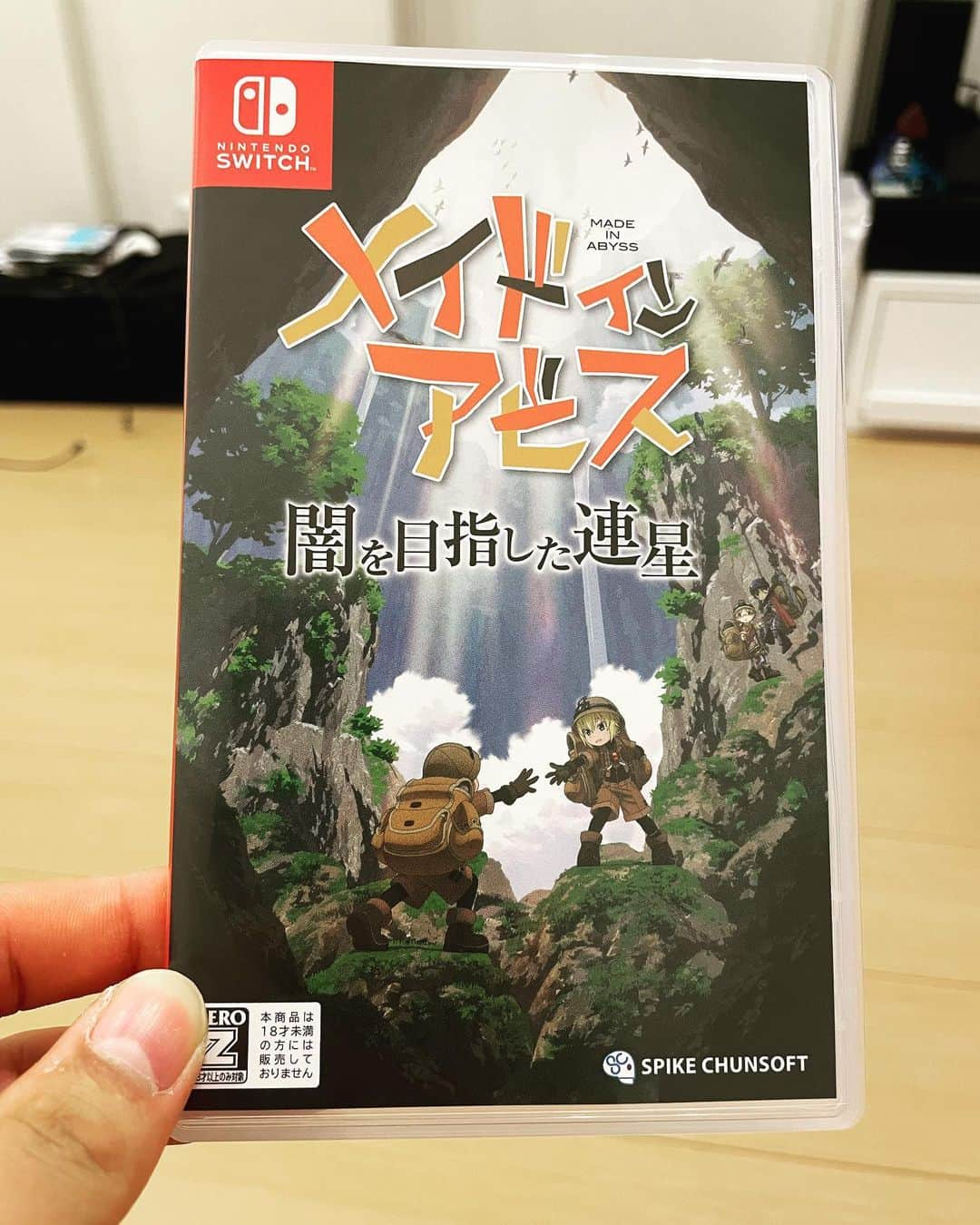 鈴木将平のインスタグラム：「メイドインアビスのアニメ大好きなんでゲーム買いました！ このゲーム面白いんだけど、鬼畜仕様です。 90時間プレーしたのにオートセーブだからって油断してたら、主人公、お腹空いて移動できなくなって諦めるしか無くなった。 そしたら55時間前のセーブ地点まで戻された🤣 でも面白くて沼です。🎮 今度平良にやらせようかな！笑 アニメぜひみてね〜 #メイドインアビス＃アニメ#ゲーム #たいらげーむ#平良海馬 etc平沼さんナイスホームランです。いつもかっこいいです。今度バッティング教えてください。 自主トレお願いします。」