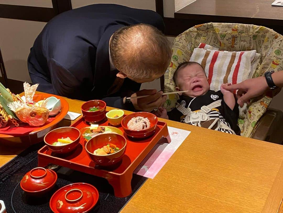 北川まみのインスタグラム：「あっという間に生後100日が過ぎ、お食い初めをしてきました〜🥰 儀式的なものにいまひとつ興味が湧かない夫婦ですが(笑)、ひとつひとつの食材の意味を教わりながら、みんなで掛け声かけて食べさせて、なんだかとっても楽しかった🫶 元気におおきくなぁれ🤗❤️   #お食い初め膳  #お食い初めコーデ  #令和4年ベビー #生後100日記念  #生後100日おめでとう」