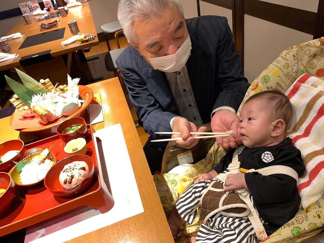 北川まみさんのインスタグラム写真 - (北川まみInstagram)「あっという間に生後100日が過ぎ、お食い初めをしてきました〜🥰 儀式的なものにいまひとつ興味が湧かない夫婦ですが(笑)、ひとつひとつの食材の意味を教わりながら、みんなで掛け声かけて食べさせて、なんだかとっても楽しかった🫶 元気におおきくなぁれ🤗❤️   #お食い初め膳  #お食い初めコーデ  #令和4年ベビー #生後100日記念  #生後100日おめでとう」9月29日 16時34分 - mk0323