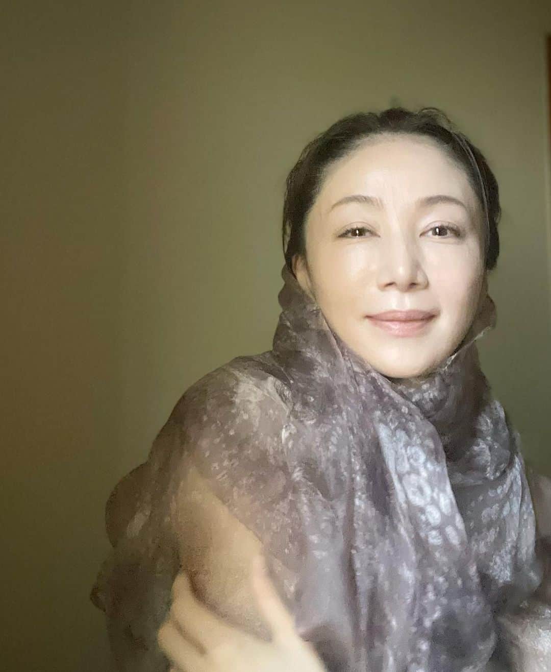 坂村かおるのインスタグラム：「・ 櫟　KUNUGI  ・ 「桐生座繰布」昔ながら群馬に伝えられてきた上州座繰り越機を使用し繭を煮て手引きをして糸をつくり手織りで織り上げた布です。 ・ 「繰糸/織/染をコンセプトとした制作作り、授かったお蚕の生命を尊重し、ひとつひとつの作業を丁寧に想いを込めて糸から布として表現する事、それを形にし世に出す事を継承し次の世代に伝える事こそが私の使命だと感じています。」と作り手の小川由紀子さんは語っています。 ・ そんな想いが伝わる柔らかな肌触りと秋深まる夕暮れ空を思わせる様な色合い、ただひとつの物として愛おしさえ感じます。 ・  2018／11月な『群馬県ふるさと伝統工芸品の認定』されています。 ・ ・  https://kunugi-higi.com/ ・ ・  いつも「いいね！」を頂きありがとうございます。 皆さんのコメントに元気を貰っています😊  #クィーンオブ美魔女 #team美魔女 #美ST #坂村かおる #トータルビューティーアドバイザー #美しく老いる #バランス #美容 #コスメ #ファッション #今日のコーデ #トータルバランス #お洒落な人と繋がりたい #コスメ好きな人と繋がりたい #美意識高い人と繋がりたい #美魔女 #美魔女が変わる #アップデートしてる人と繋がりたい #自分らしくアップデート #櫟 #桐生座繰布  #KUNUGI #群馬県ふるさと伝統工芸品」