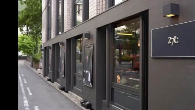 のインスタグラム：「. . . スイーツとコーヒーでブレイクタイムを 『27℃』  . 27℃という店名の由来は、美味しいチョコレート作りに不可欠な「テンパリング」という工程にあります。  「テンパリング」とは、チョコレートの温度を50℃にあげて溶かした後に一旦27℃まで下げて落ち着かせ、更にカカオバターの結晶が一番安定しやすい32℃に保ちながら作業を行う工程をいいます。  きちんとテンパリングをする事で、口当たり滑らかでカカオの香り広がる芳醇でコク深いチョコレートに仕上がるのです。 そんなチョコレートに限らずお菓子はどれもとても繊細で…。  . 27℃では、素材の物性に合わせたきめ細かなこだわりに、パティシエの創造力を足して化学反応を起こし、世の中がアッと驚くような新しいお菓子を次々生み出していくのだという、パティシエ達の約束と冒険心が込められています。 　  . ◆27℃  takamura coffeeさんの美味しいコーヒーとスイーツを 店内でお楽しみ下さい 大阪市西区江戸堀1-1-11-1F 大同生命本社ビル隣 06-6445-5224 営業時間:平日10:00-19:00  土曜11:00-18:00 休日:日曜日 ※お休みは日曜のみ、 月曜日も営業しています  . @27 @dojima_moncher  #chocolate #チョコレート　 #patisserie #cake #osaka #大阪スイーツ #肥後橋 #パティシエ #27  #堂島ロール #dojimaroll」
