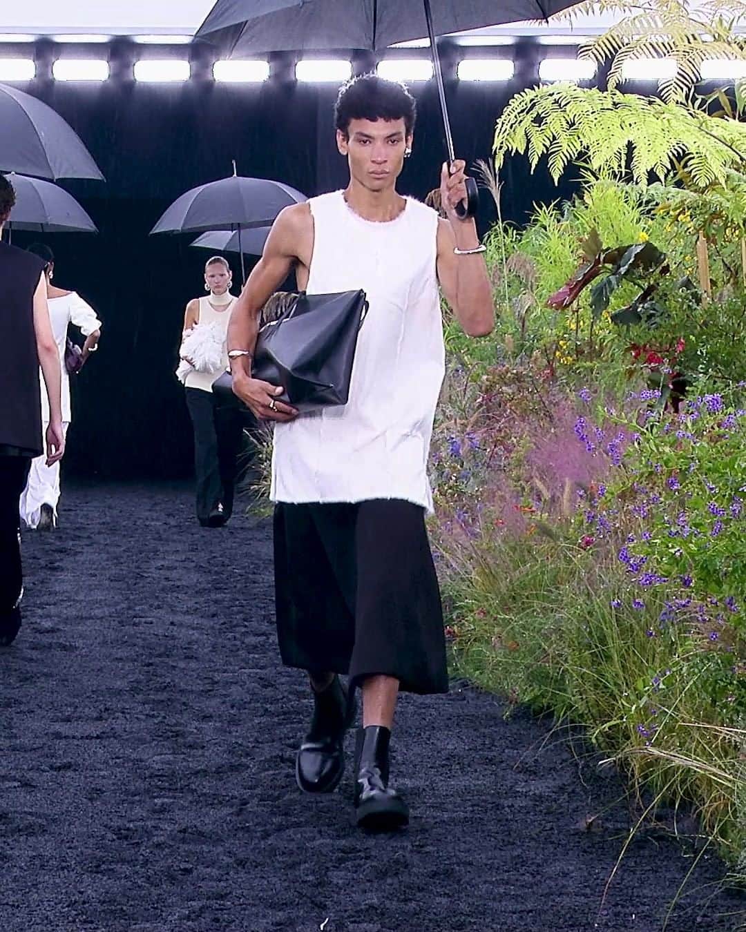 ジルサンダーのインスタグラム：「#JILSANDER Women’s and Men's Spring/Summer 2023 Watch the full show on jilsander.com #JilSanderbyLucieandLukeMeier」