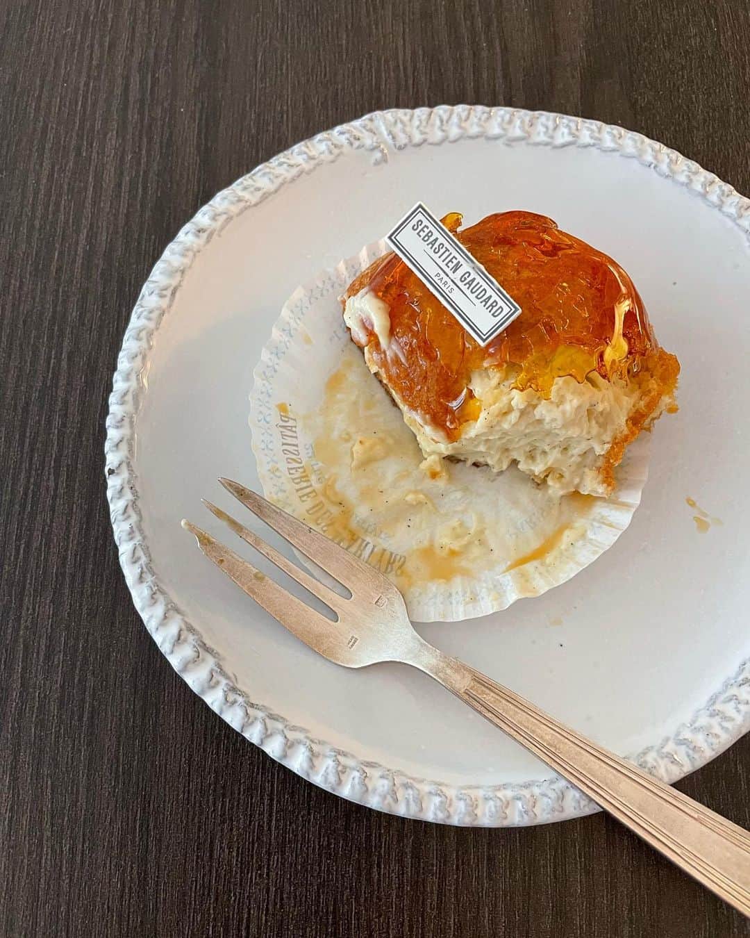 のインスタグラム：「昨日、引きこもりの陣中見舞いに来てくれた友達から、素晴らしき差し入れ✨ @sebastiengaudardpatissier   セバスチャンのクレーム・パティシエール、飾り気なく本当に美味しい🥹ケーキがあれば朝食がわりに頂く、というの、フランスではよくあり〼。  ところでね、フランスにはこのようなデザートフォークは基本、ありません。デザートはスプーンで食べるものだから。  これはいつかの蚤の市で見つけたアールデコデザインのシンプルなシルバーデザートフォーク。  先日、やっと荷物が到着して使えるようになりました。  この半年、「ちっちゃいフォーク……ちっちゃいフォーク」と呪文のように唱えながら、各所を見て回ったけれど、蚤の市以外では見つけられなかった（牡蠣用のちっちゃいフォークはあるんだけど、今度はちっちゃすぎて使いづらい）。  フォークの左側で切って食べられる形になっているデザートフォークはアングロサクソン圏の道具だなぁと感じ入る。  ちなみに現在、シルバーのカトラリーを手放すフランス人が多いそう。理由は食洗機に入れられないから。  そもそも食洗機がスタンダードでない日本から来た私は、ちょちょっとした洗い物はまったく苦ではない。  曇ったら時々磨く手間も、生きている道具っぽくて、なんだか好きなのです。  #猫パリ　#猫沢銘店àparis  #猫沢エミリーパリへ行く  #猫沢エミのインターナショナル五十路ライフシフト」