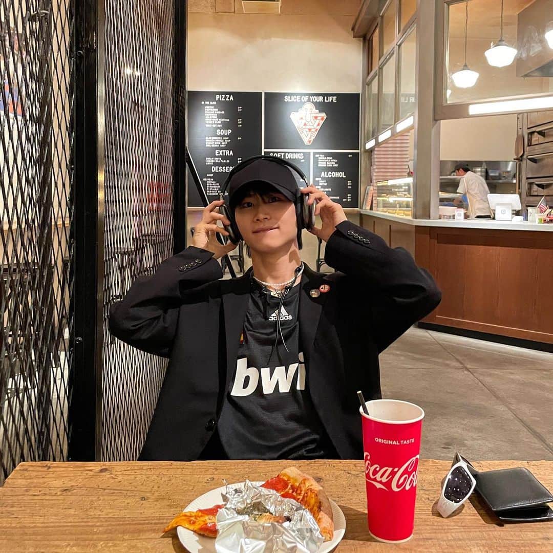鈴木志音のインスタグラム：「みんなのイチオシの食べ物は何かな？💭 ぼくはピザ🍕❤️‍🔥 . . .#おんおん日記」