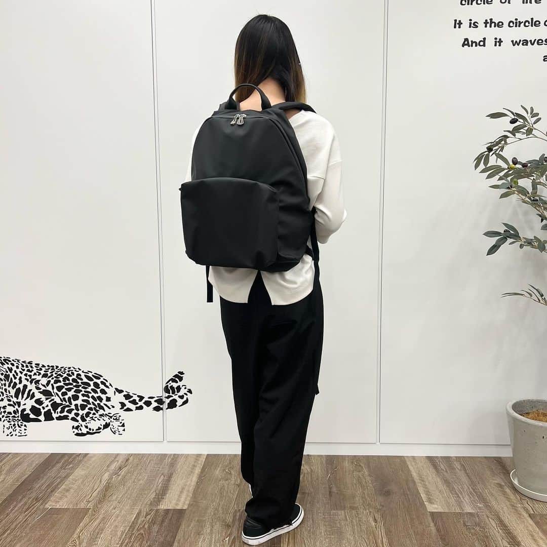 のインスタグラム：「TORATO スタッフコーディネート🐯  シンプルなコーデでITTIのデイパックのミニマルな雰囲気が引き立ちます。  --------------------------------------------- 商品詳細:  < ITTI >  イッチ デイパック リュック JUDIE DAY PACK/ALLO ITTI ITTI-BAG-035-B  ￥ 36,300(税込)  ミニマルでモードな雰囲気漂うデイパック。  メンズでもない、レディースでもない、クラシカルでもない、モダンでもない、カテゴリーやジャンルなどなく、ただイイ感じのモノ作りをすることにこだわったブランド、ITTI(イッチ)。国内外から選りすぐりの素材をTOKYOに落とし込み、豊富な経験によって生み出されるファッション視点のアイテムを提案しています。三角形のフォルムに大きなフロントポケットをあしらったデイパック型をITTI流に解釈し、デザインされたバックパック。マットな素材感と無駄をそぎ落としたミニマルなデザインで、モードなアイテムに仕上がっています。 ---------------------------------------------  ▼TORATO @torato.jp  #torato#itti#bag#backpack#fashion#tokyo#shinjuku#instagood#instalike#instafashion#ootd#トラト#イッチ#バッグ#リュック#バックパック#デイパック#スタッフコーデ#スタッフコーディネート#staffcode#モード#ミニマル」