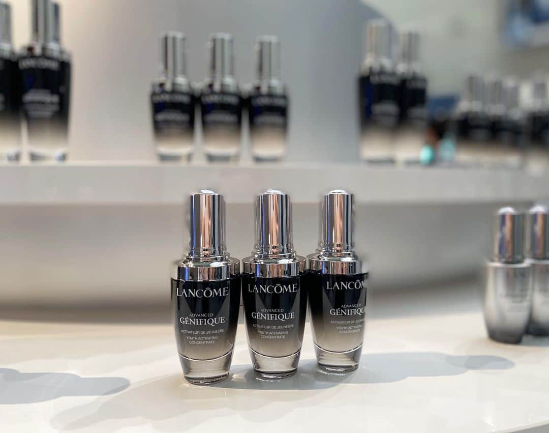のインスタグラム：「@lancomeofficial  9月30日〜10月2日まで表参道SPIRALで開催される 「美肌菌ステーション」へお邪魔してきました🌹 「ジェニフィック アドバンスト N」は 美肌菌でバリア機能をサポートし お肌の自己回復力を上げてくれるという 日本女性のために開発された導入美容液です。 今回事前に皮膚常在菌バランスを パッチテストで調べていただいたので、 結果を見ながら聞くお話はとても勉強になりました✨ イベントではフォトスポットや肌診断、 体験ブースもたくさんありましたよ♡ 入場無料（予約はランコムの公式LINEから）で プレゼントもあるそうなので ぜひ遊びに行ってみてくださいね☺️ #ランコム#美肌菌ステーション#ジェニフィック体験#pr」