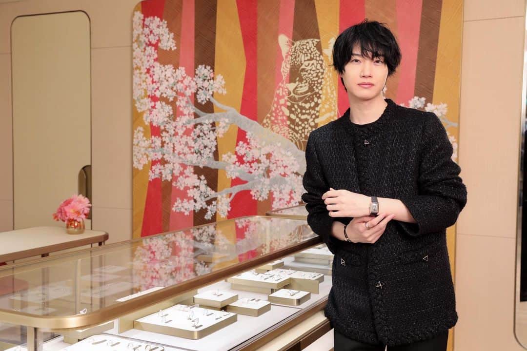 のインスタグラム：「Cartier  カルティエ ブティックがGINZA SIXにオープンします！ このブティックでは購入したジュエリーやレザーアイテムにメッセージやイニシャルを刻印することができる『パーソナライゼーションカウンター』があるのですが、これは世界のカルティエブティックでは初めて設置されたようです✨ そしてこちらのブティックでもカルティエのレターセットを店内のポストから送ることができるそうです💌 こちらはご購入されたお客様限定なのでお気をつけてくださいね😌 去年の六本木ヒルズでのポップアップのクリスマスカードが懐かしいです☺️🎄  他にもオープンを記念して限定品や先行発売の商品もありますので、ご興味ある方は是非遊びに行ってみてくださいね🌟 僕は新作のバッグや時計がめちゃくちゃ可愛くて気になりました✨ カルティエ ブティック GINZA SIX店は9月30日よりオープンです！  #Cartier #カルティエ #CartierTokyo @Cartier」