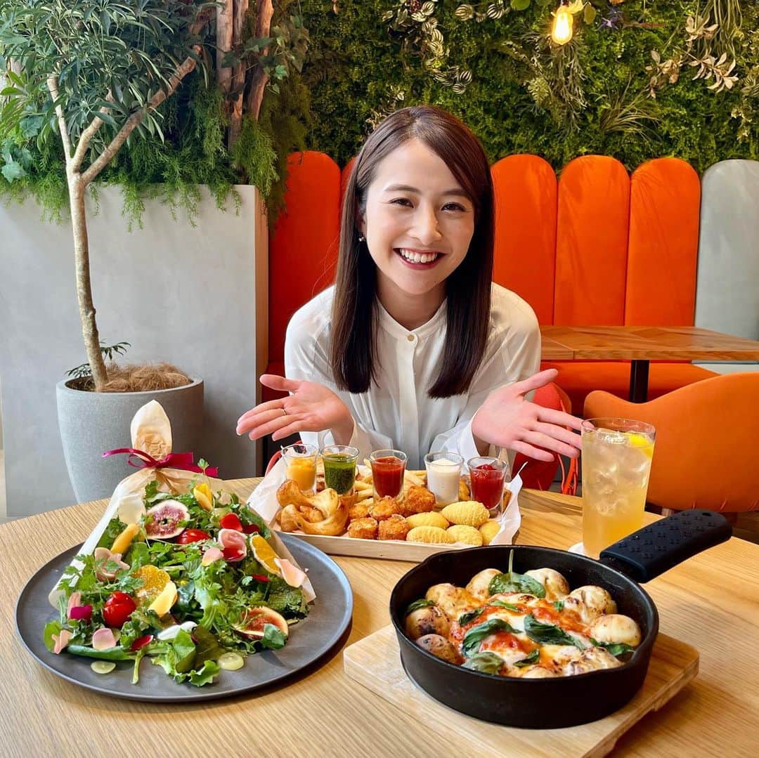 日比麻音子のインスタグラム：「ブランチパーク、 10/1オープンします！ 取材も来てもらいました📸  映えるだけじゃない、 ちゃんと美味しくて、楽しくて、お酒も豊富(←個人的最大推しポイント)！  ぜひ皆さんに遊びにきてほしいですし、 私も何度も通いたい場所になりました👑  実は取材日とは別で、ノムちゃんとお先にディナーを食べに行ってきたんです！ ボリュームたっぷり、味もバッチリで二人で食べすぎたね😋  私はビールを、のむちゃんはメロンクリームソーダ頼むあたり、それぞれの個性発揮してて爆笑しながら楽しみました😂  みなさま、赤坂でお待ちしてまーす！」