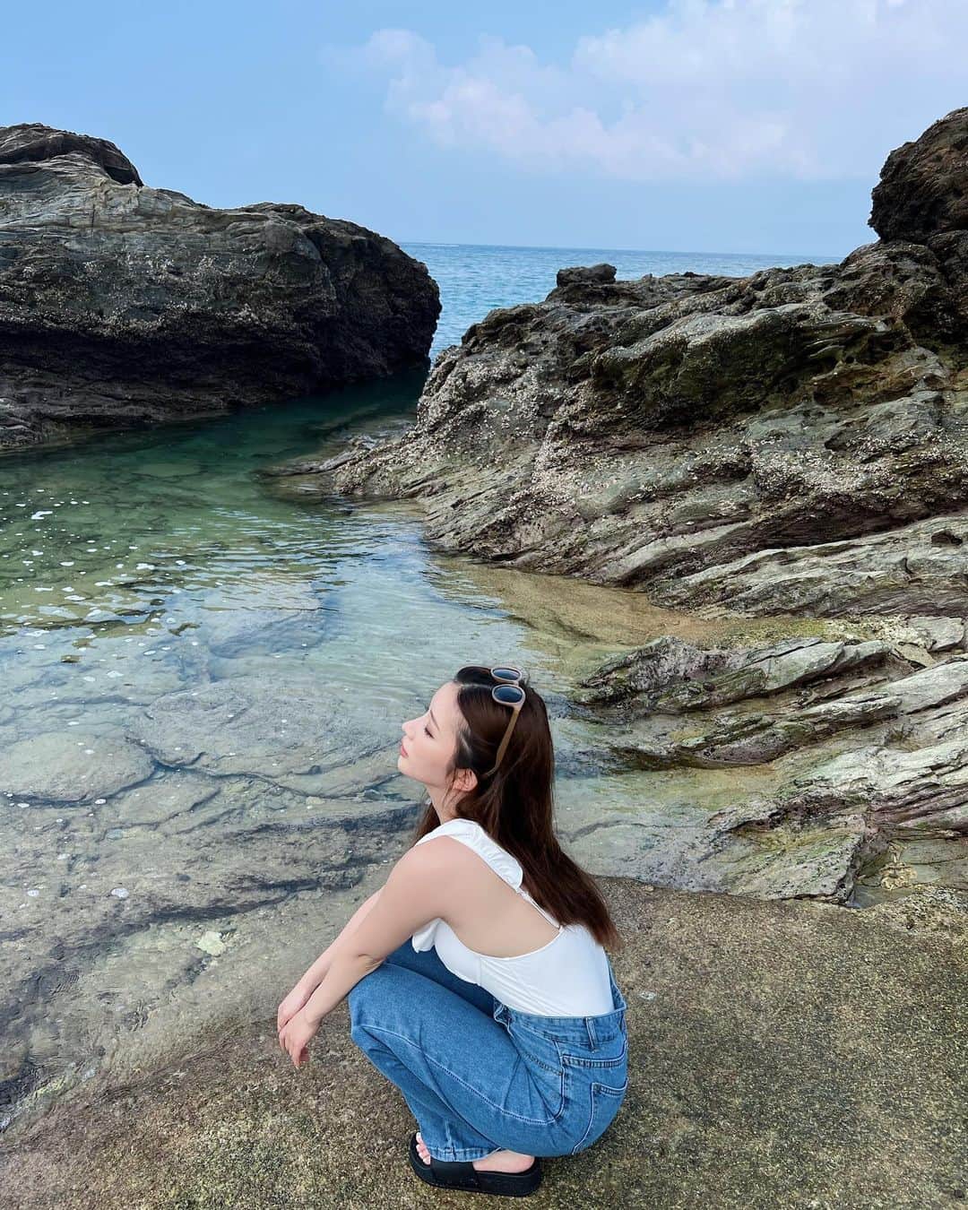 南りほのインスタグラム：「この日は海に入らず散歩して浅瀬にいる魚を見て写真撮って退散した🥹🐠  ２枚目、眩しすぎて険しい顔してる😂☀️🤦🏼‍♀️💦」