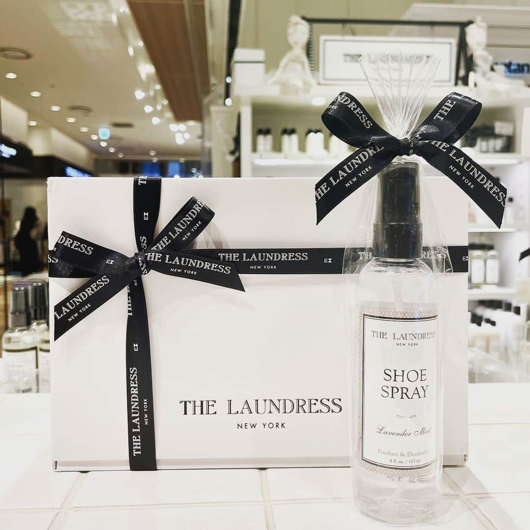 THE LAUNDRESS JPさんのインスタグラム写真 - (THE LAUNDRESS JPInstagram)「靴と靴下にフォーカスした 除菌と消臭のスプレー！  靴の中にスプレーする事でニオイを 除去しリフレッシュします  これからブーツの中の匂い対策にもピッタリです👢  香りは全2種類 ・ラベンダーミント ・ユーカリスペアミント  無料ラッピングも行なってます！  #thelaundress #thelaundressjp #ランドレス #クリーニング #ランドリー #手洗い #洗濯 #洗濯日和 #家事 #シミ抜き #洗剤 #柔軟剤  #丁寧な暮らし #シンプルな暮らし #シンプル #モノトーン #晴れの日 #QOL #お洒落好きな人と繋がりたい #おうち時間 #大阪 #ルクア #ルクアイーレ  #2階 #2f #直営店  #ブーツ #ブーツ用洗剤 #ブーツ匂い」9月29日 18時17分 - thelaundressjp