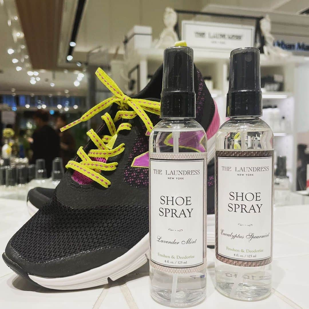 THE LAUNDRESS JPさんのインスタグラム写真 - (THE LAUNDRESS JPInstagram)「靴と靴下にフォーカスした 除菌と消臭のスプレー！  靴の中にスプレーする事でニオイを 除去しリフレッシュします  これからブーツの中の匂い対策にもピッタリです👢  香りは全2種類 ・ラベンダーミント ・ユーカリスペアミント  無料ラッピングも行なってます！  #thelaundress #thelaundressjp #ランドレス #クリーニング #ランドリー #手洗い #洗濯 #洗濯日和 #家事 #シミ抜き #洗剤 #柔軟剤  #丁寧な暮らし #シンプルな暮らし #シンプル #モノトーン #晴れの日 #QOL #お洒落好きな人と繋がりたい #おうち時間 #大阪 #ルクア #ルクアイーレ  #2階 #2f #直営店  #ブーツ #ブーツ用洗剤 #ブーツ匂い」9月29日 18時17分 - thelaundressjp