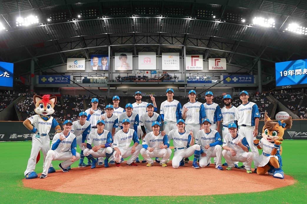 石井一成のインスタグラム：「ありがとう札幌ドーム！！ この素晴らしい球場でファンの皆様とプレー出来たこと誇りに思います😁  #ありがとう #札幌ドーム #拳士さん #動画撮影中です #映っちゃってます #毎朝ナイスランです」