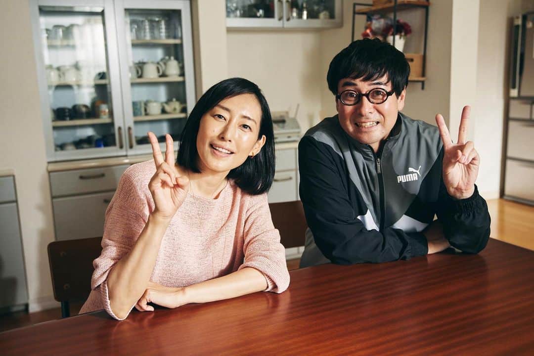 ノンレムの窓のインスタグラム：「スペシャルドラマ #ノンレムの窓🍁🪟  「🗝パスワードが知りたい」で夫婦を演じている #木村多江 さんと #鈴木浩介 さん👫  パスワードを巡って火花を散らす夫婦役ですが、撮影中は仲良く穏やかなおふたりでした☺️  放送は10/9(日)よる10時30分から！お楽しみに👏」