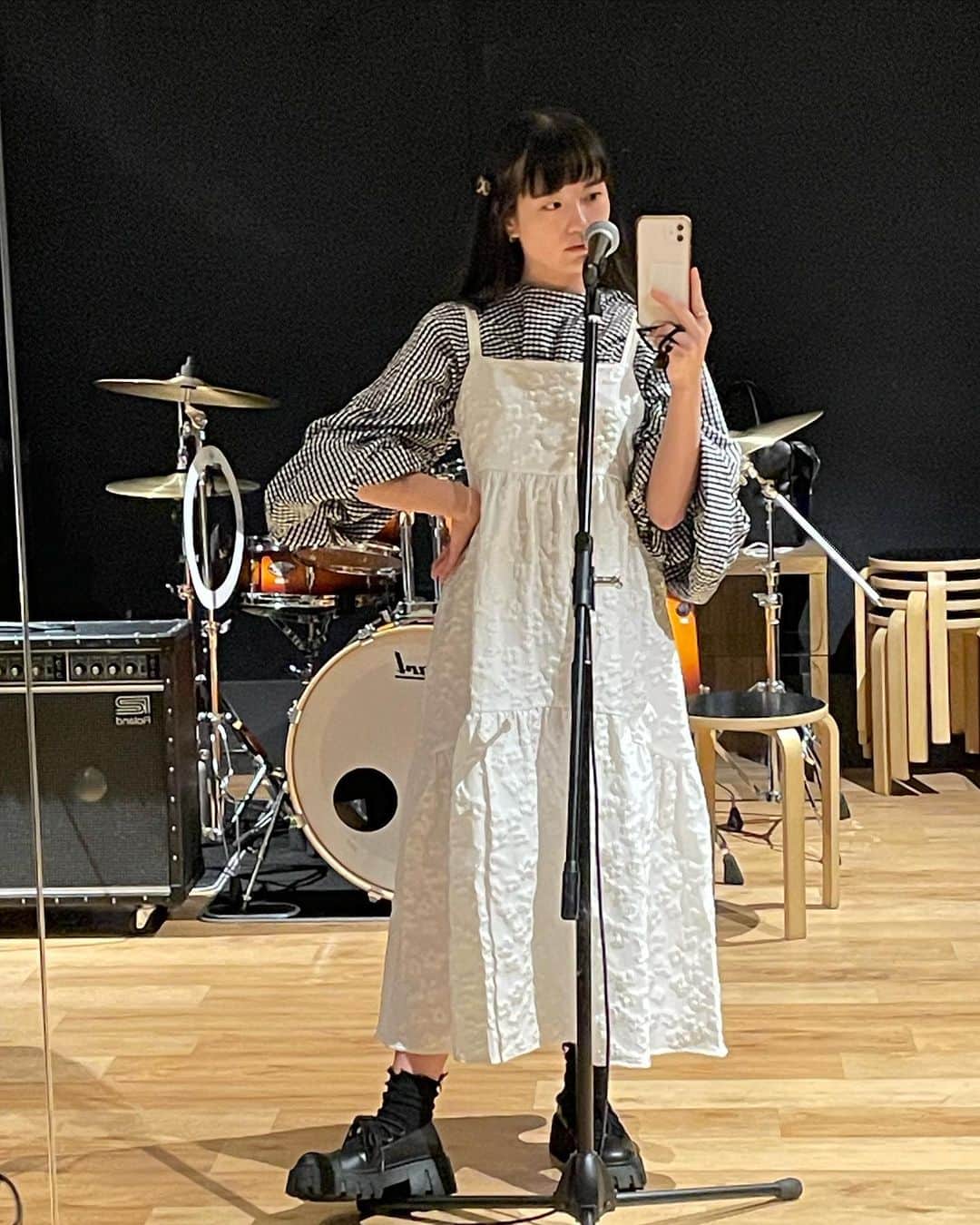 みこのインスタグラム：「BLACK & WHITE🖤🤍好きなコーデが作れた日。  ふぇのたすカムバックワンマンライブ、いよいよあと3日後に迫ってまいりました！  スタッフさんのご配慮で無事に配信も決定しました😭✨  ラブコール送ってくださったみなさん、本当にありがとうございます。🥺  配信チケットも発売開始しました！🙏✨  ふぇのたすの結成10周年、遠くにお住まいのみなさんとも、一緒にお祝いできると嬉しいです！  ふぇのたすのゆるくてあたたかくて平和な世界観、ぜひ一緒に楽しみましょう🥹🎀」