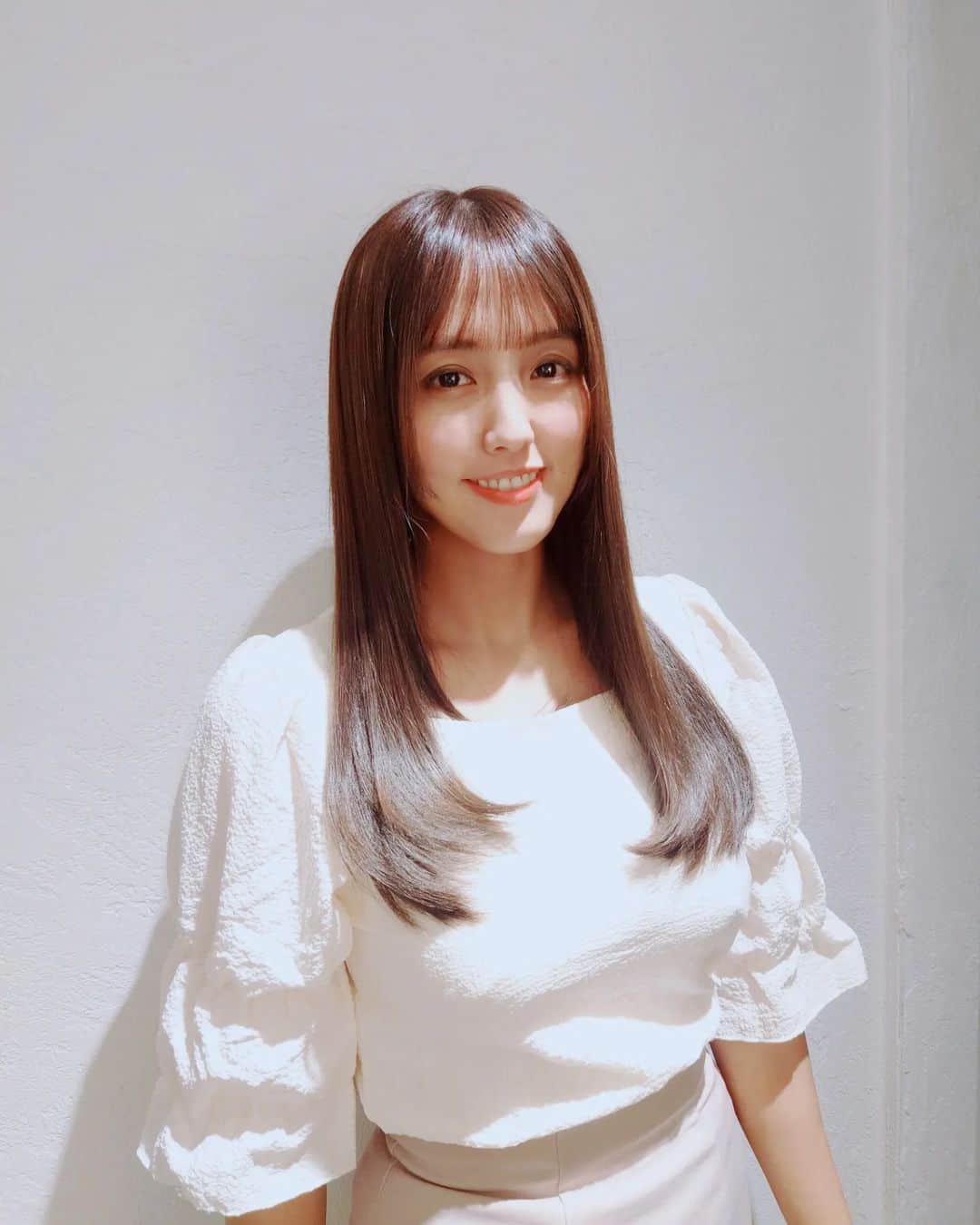 日里麻美のインスタグラム：「* とぅるんを主張  初めて行った美容院で 人生初ぐらいの髪の毛とぅるんとぅるんにしてもらった✨ 思わず写真撮ってくださいと髪の毛撮ってもらったよ🤣  CMなみにとぅるんです わらび餅よりとぅるんです この世の中のとぅるんの中で一番とぅるんしてます  一生この髪なら良いのに✨  * *  【販売中】 💠抑えきれない胸の鼓動　DVD & Blu-ray Amazonなどで購入できます 💠グラビア学園　グラビア動画&デジタル写真集　Amazon、DMMで購入できます  【TV、Web】 💠さまぁ～ずチャンネル　『訳あり女』  💠YouTube　『ひさっちゃんねる』で検索  💠橋上秀樹アナライズTV アシスタントMC  💠チョコブラABEMA限定動画  💠Abema「BAZOOKA!!!」#12  【イベント】 💠10/8  落語イベントチケット発売中（Twitterにて）  * * * *」