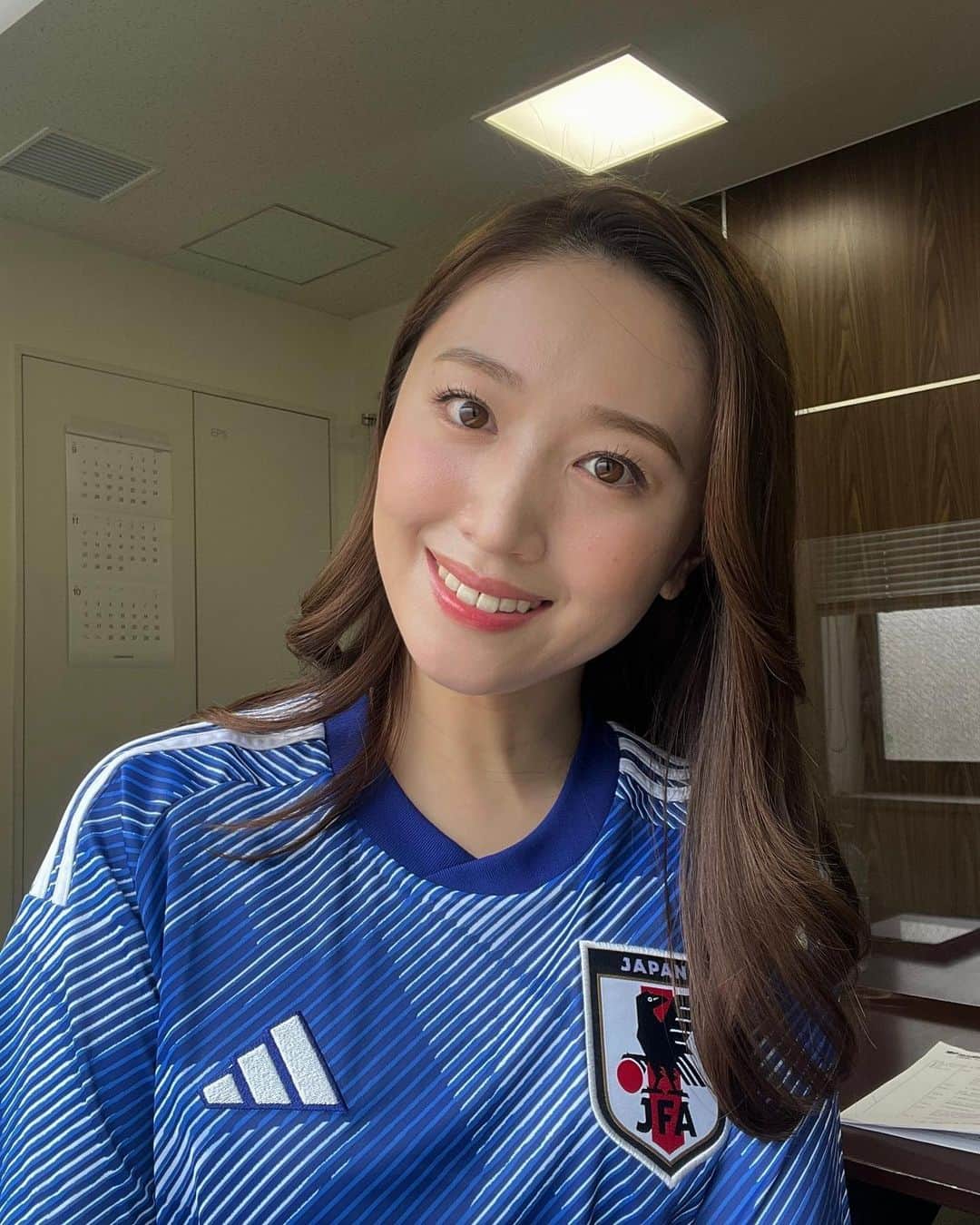 小山愛理のインスタグラム：「⁡ 今日は日本代表ユニを着てお仕事でした👕 "ORIGAMI"𓅞 とてもかっこいい〜〜〜🥹✨✨ ⁡ お仕事のことはまたお知らせします🙂 ⁡ ⁡ ⁡ #サッカー#日本代表#代表ユニ#ワールドカップ#W杯#soccer #samuraiblue #adidas」
