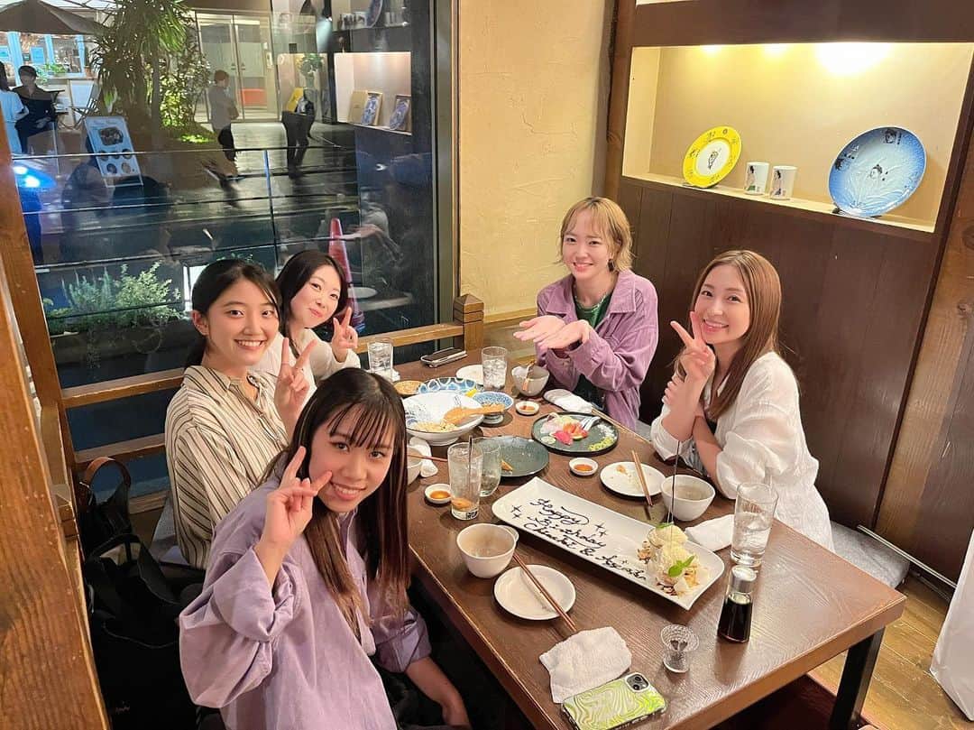 原明日夏のインスタグラム：「@osushinoportama で働いてくれている2人がハタチの誕生日だったということでお祝い🤍  どこ行きたい？と聞いたら居酒屋！！！と返ってきたので奥渋の居酒屋へ🏮かわいい  ハタチに教えてもらった言葉たち！  やりらふぃ〜 前輪 イルミ  イルミはわかったけど、イルミネーションを略したことなかったな…🥹  話すたびにそれなに！？って聞くから全然話が進まなくて申し訳なかったです…笑  とっても勉強になった一日でした✏️  これからも一緒に素敵なお店にしていこうね☺️🍙  #恋文酒場かっぱ松濤」