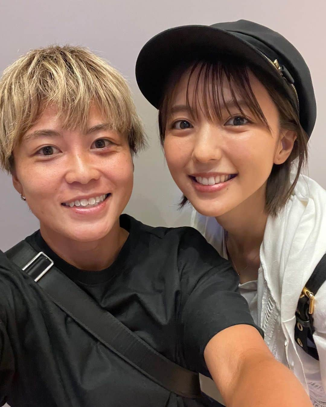 山本摩也のインスタグラム：「. ⁡ 大好きでとても大切な人に (何故か😂)大阪で会えた日。 ⁡ お互い環境も何もかも違うけど こうして会って話して''また頑張ろう''と思える そんな存在がいるのは凄く幸せな事ですよね。 ⁡ また会える日を楽しみに！ @erinamano_official 🫶🏻」