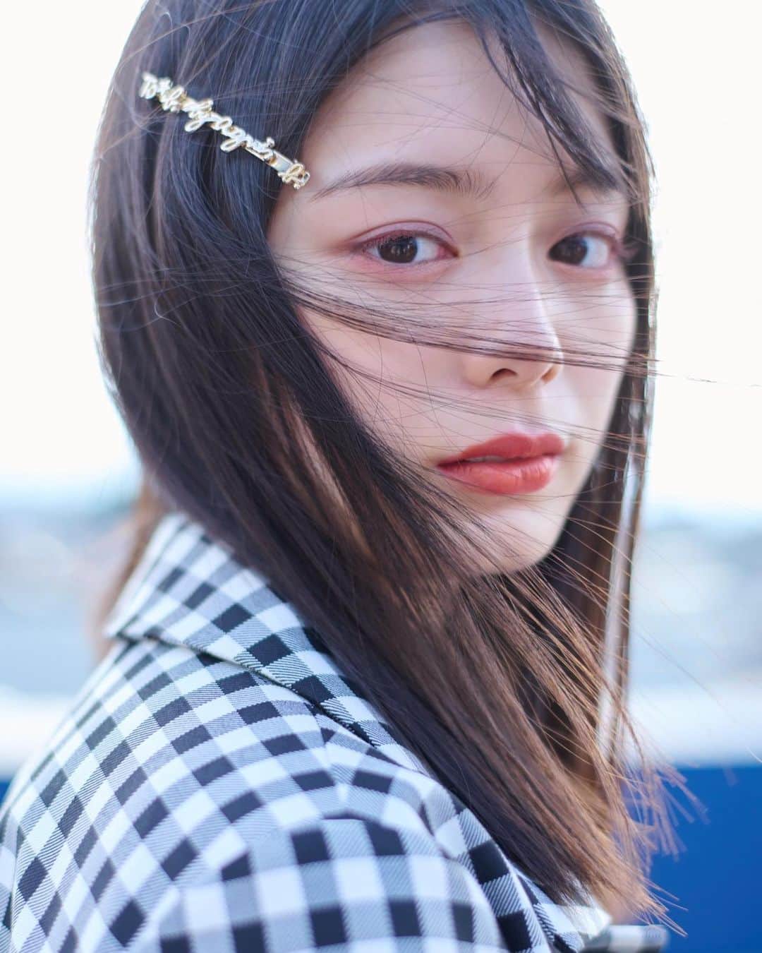 紺野彩夏のインスタグラム：「トゥービー バイ アニエスベーのモダンガールの企画に参加させていただきました！ ヴィシーチェックシリーズの着こなしと私の「好き」について語ったインタビューが公開されています 写真、とっても素敵なのでぜひご覧ください〜！  #tobbyagnesb  #トゥービーバイアニエスベー #agnesb #アニエスベー #tob_moderngirl #pr」