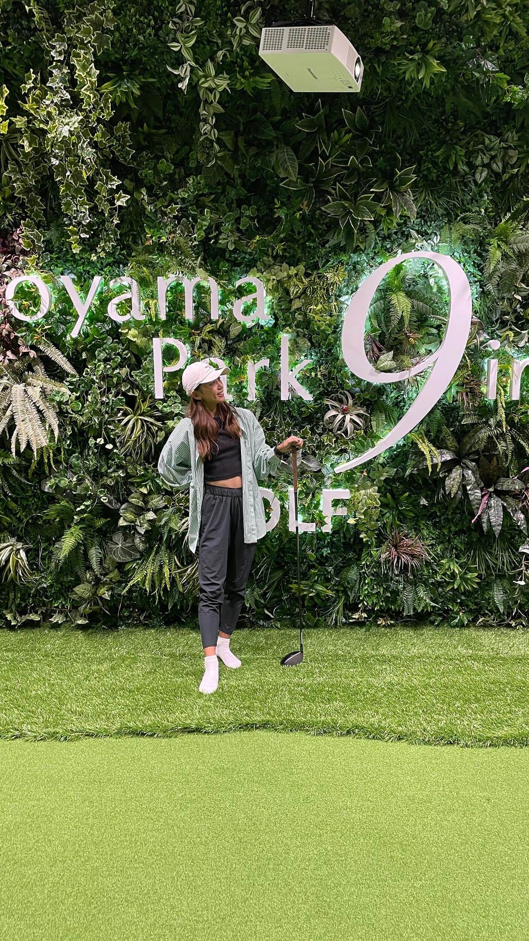 坪井ミサトのインスタグラム：「先日の練習⛳️🔥  日本最大級インドアゴルフ練習場 "Aoyama Park 9ine"@loun9ine で 2時間ひたすら練習しました💪🏽  あの、タイガーウッズ様が愛用する 高品質なゴルフシミュレーター。  スコアを左右するアプローチ練習。  グリーンの傾斜角度を自由自在に変更し リアルな地形で練習できるパター施設などなど。  ゴルフに必要な練習が全て揃っているので 苦手な練習から特訓まで、 幅広く効率よく練習ができました❤️‍🔥  またお邪魔します🫡  #golf #loun9ine #aoyama #シュミレーションゴルフ #練習 #golfgirls #ゴルフ #ゴルフウマクナリタイ #日々特訓 #タイガーウッズ」