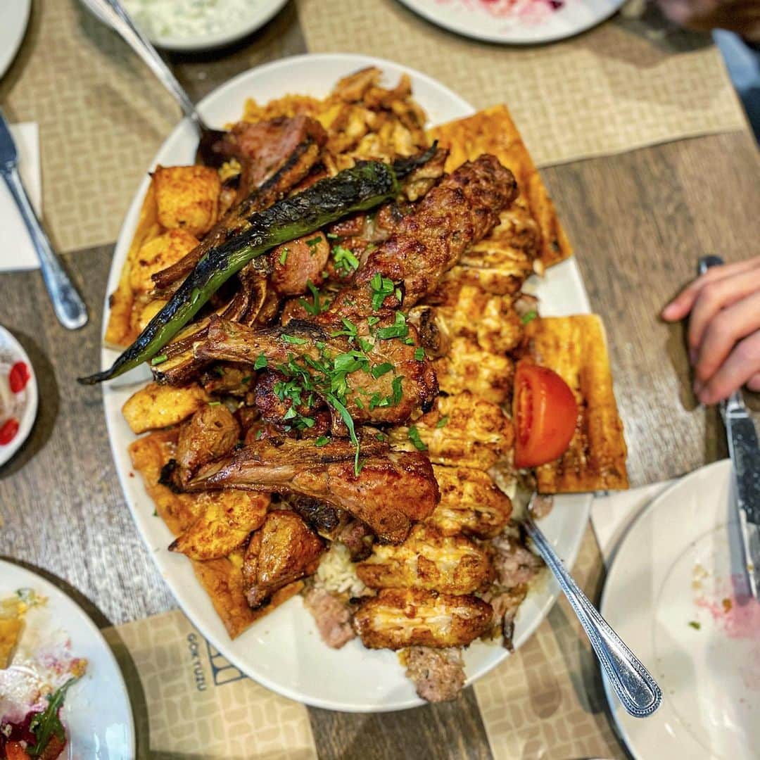 Eat With Steph & Coのインスタグラム：「Life is full of a-MEZE-ing food!! 🥰 Love this jumbo platter, my favorite was the kebab and chicken wings, really tasty!! 🤤🤩 @gokyuzu_restaurant_greenlanes   📍 Location: Harringay, Green Lanes 💸 Cost: £££ 🍃 Veg options: Yes, but meat platters are amazing here ❤️ 🍜 Best dishes: Jumbo Platter with Hot Meze 🤤 👀 Type: Turkish 🇹🇷」