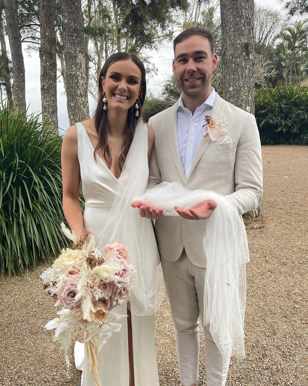 グラント・アーヴァインのインスタグラム：「Happy 30th Birthday @rebeccaduff. Thanks for being my wife and best friend! Here’s to the next 30 plus years with you by my side 🎉 🎂」