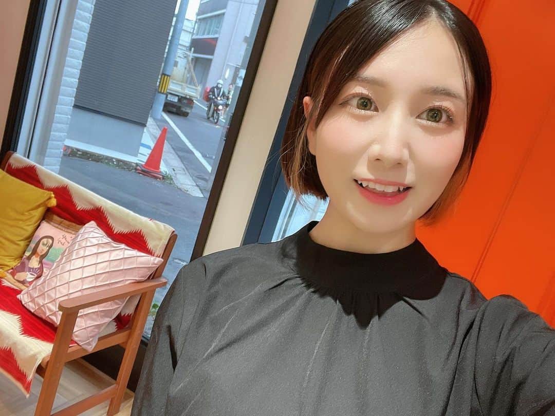 初川みなみのインスタグラム：「#美容室　行ってきたよ✂️ さらに短くなって #イヤリングカラー　がいい感じ アクセントになってる💛 ⁡ 今回は#縮毛矯正　もしてもらいました！ 短くしてから髪の広がりや、毛量が 気になっていたから悩みが減って嬉しい😊 ⁡ #ショートボブ#ボブ#切りっぱなしボブ#切りっぱなし」