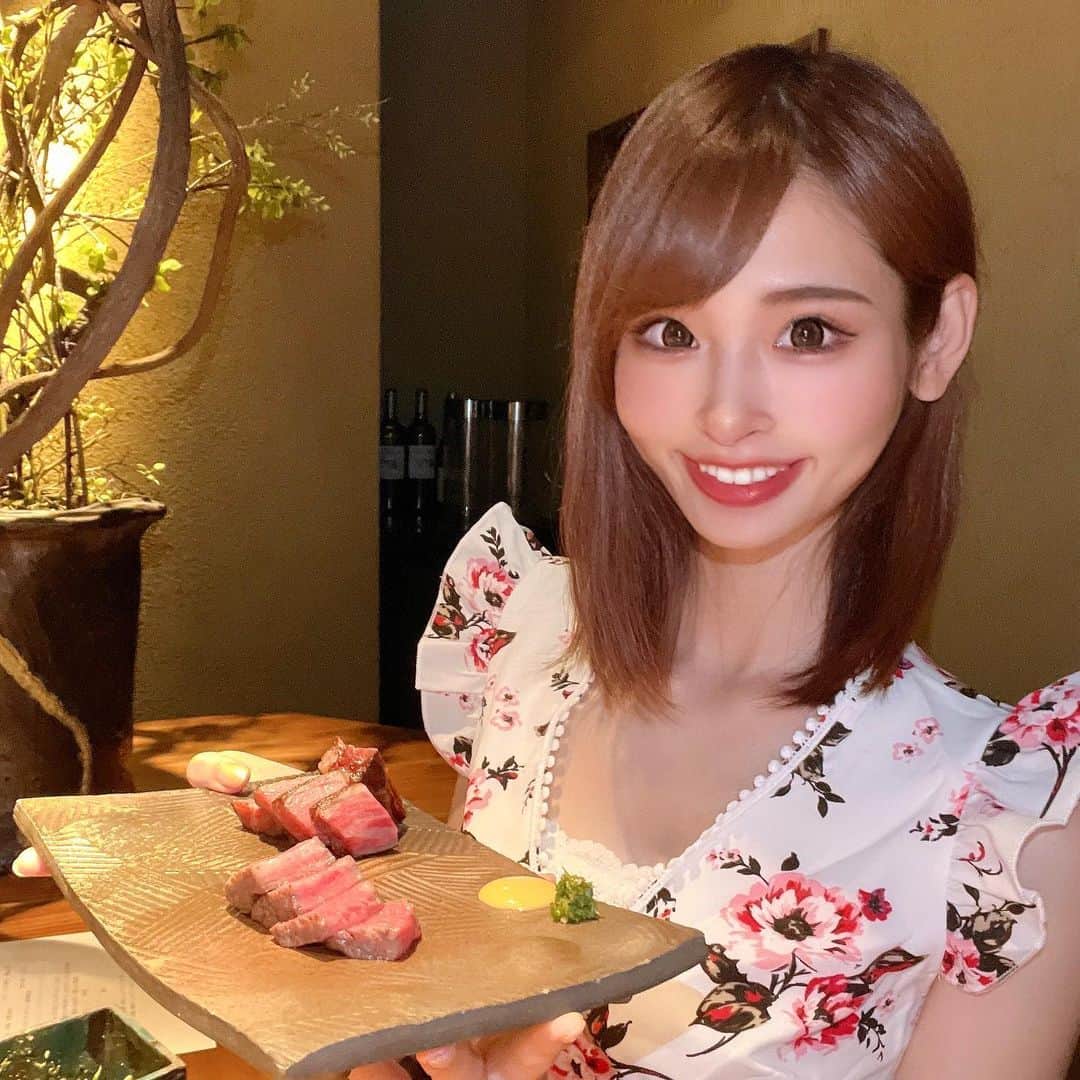ひなぴーまるのインスタグラム：「9月もあっという間に終わり早い〜🥸気温差で皆様風邪ひかないでね😭最近自炊ばっかで久々に先週外食した🤭♬三田にある創作鉄板 粉者焼天 にお邪魔させてもらいました⭐️ 低温で約60分鉄板の熱入れしたステーキ食べたよ🥳ユッケも美味しくておかわりしちゃた😂🙌✨ PR @taisuke_konamono #鉄板で焼く #田町グルメ #鉄板焼き #gems田町 #粉者焼天 #港区グルメ #トリドリベース #田町ディナー」
