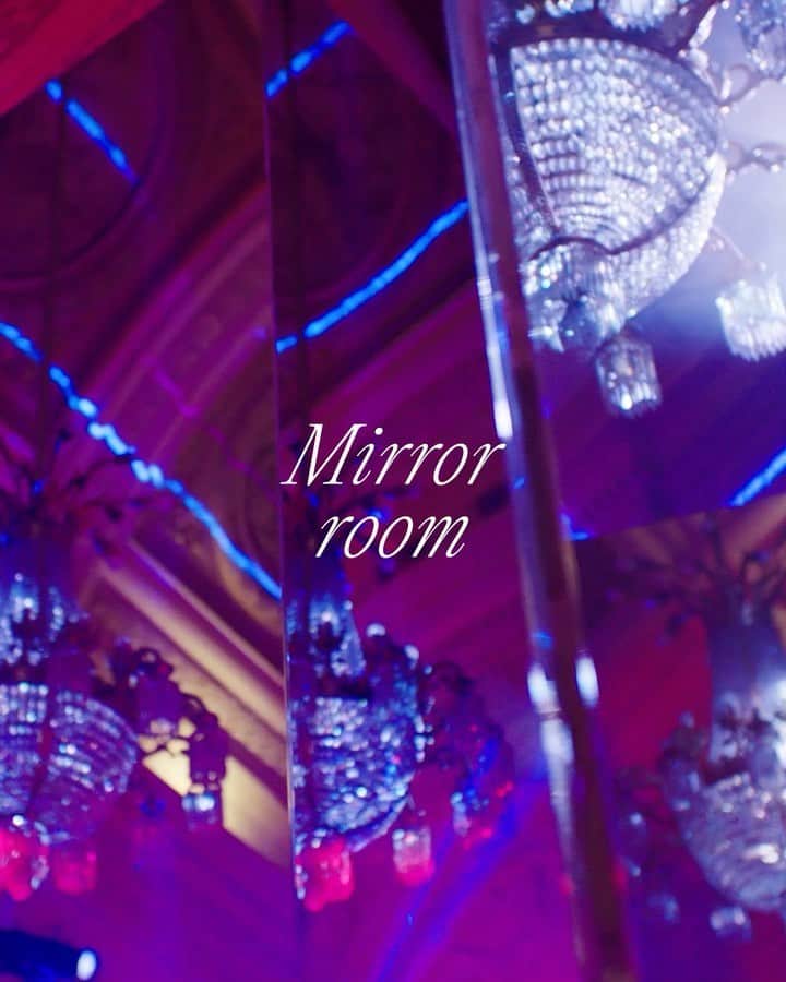 のインスタグラム：「CALZEDOMANIA | Mirror Room 💫  #Calzedomania」