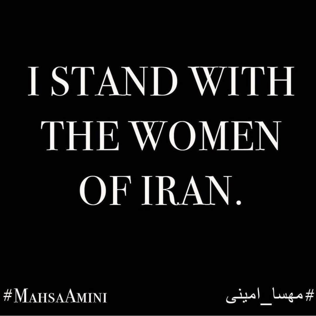 ヘレン・マロウリスのインスタグラム：「I stand with the Iranian People who have made their voices heard across the world for the past two weeks standing against tyranny. As protests grow in over 40 cities across Iran after the murder of 22-year old Mahsa Amini, I pray for the Iranian people, especially the brave Iranian women, in their struggle for freedom and equality as they chant in the streets "Women! Life! Liberty!" #mahsaamini」