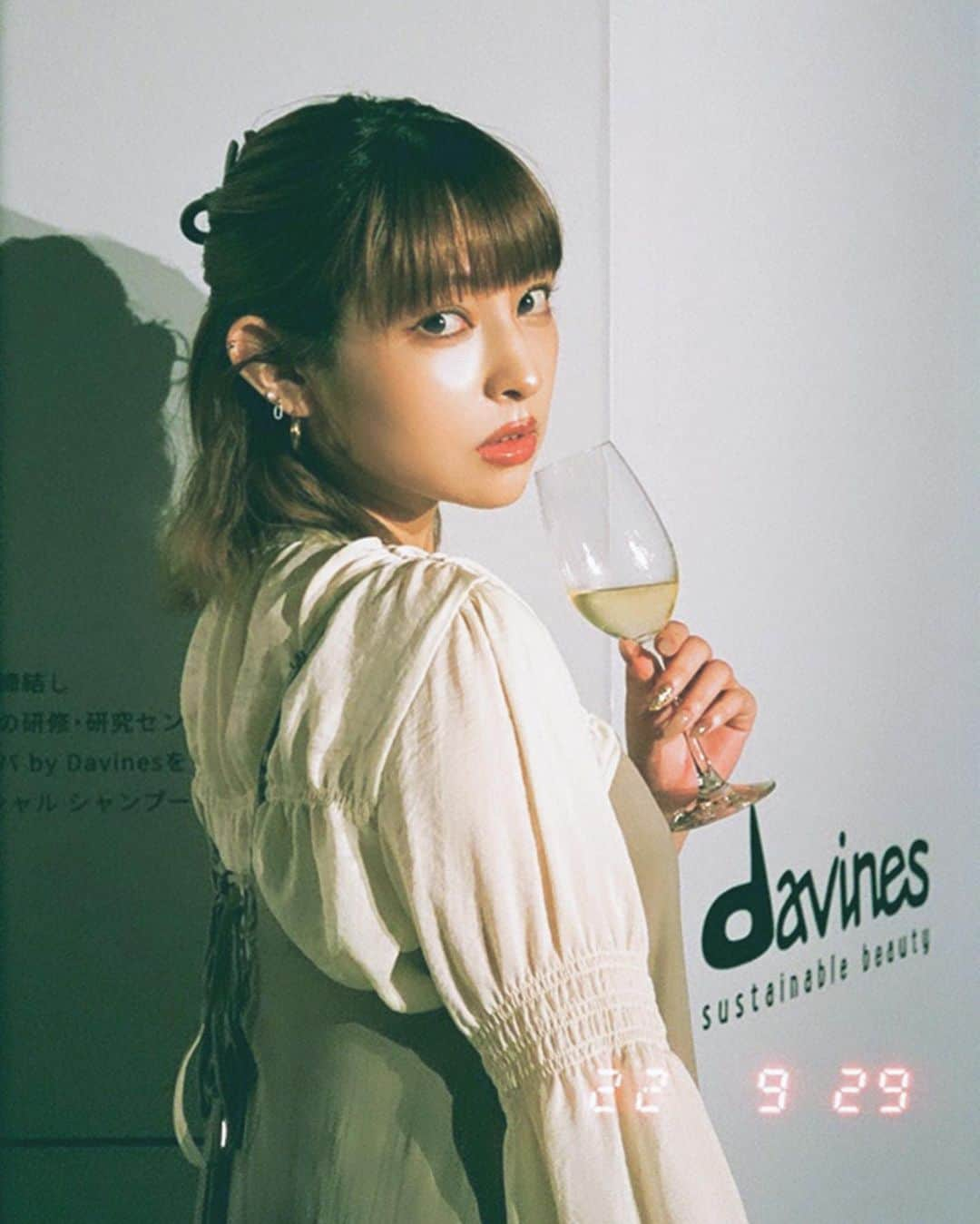 日南響子（珠麟）のインスタグラム：「davines上陸10周年Eventに行ってきました🌿🕊  トークセッションでは とても貴重なお話が聞けました。 特に環境問題については 自分の認識よりも遥かに深いところにあり、 地球や自然と生命との関わり方を もう少し見つめ直してみたいなと。  自分の隣に居る人を、そして周りに居る人達や環境のことを。 そうした思考のその先に 美があるのだとお話されていました。  作っている人達がまず生活の中でそれらを実践し、研究し、商品の容器や素材などに活かされて、環境や人の体に優しい商品が生み出されているということ。  どんなものにも限りがあって 必ず終わりが来るものだけれど、  その当たり前なことがどこか人々の中で 薄れてしまってるのではないかと 考える時間が新たに生まれました。  サスティナビリティという言葉。 まだまだ日本では 浸透率が低い気がしますが 自分が生かされている事に 感謝し、環境や人々に寄り添える 感覚を忘れずに生きていきたいです。  @davinesjapan @davinesofficial #davines #ダヴィネス #サステナブルコスメ #サステナブルビューティー #pr  6枚目📷@rikarin0526 1.4.7枚目📷:@si_oux」