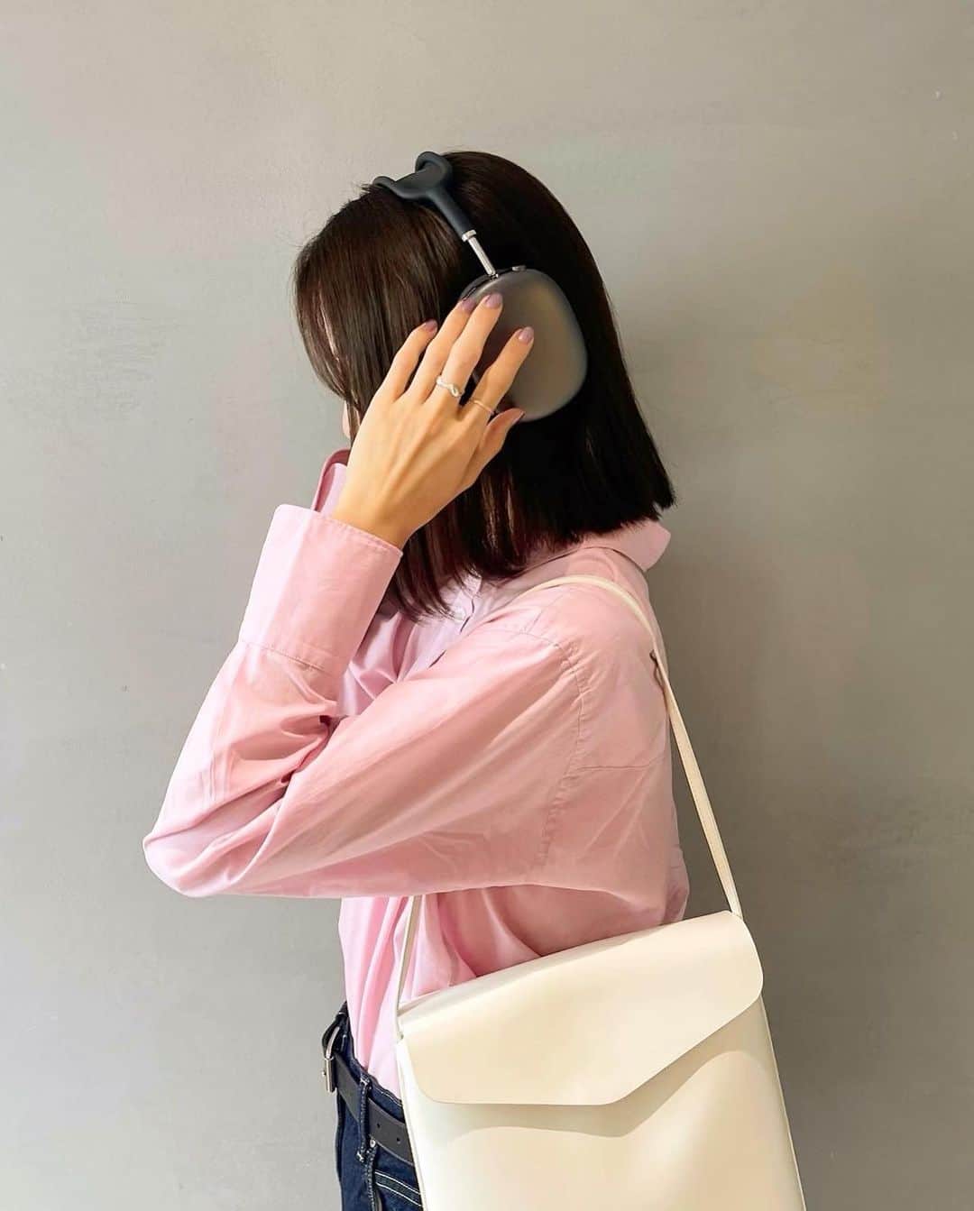 朝日奈央さんのインスタグラム写真 - (朝日奈央Instagram)「🎧 ヘッドホンとぴんくシャツと白バッグがお気に入り🤍(全部だ) バッグはアウトレットでGETしたよん  #あさひ私服」9月29日 20時23分 - pop_step_asahi