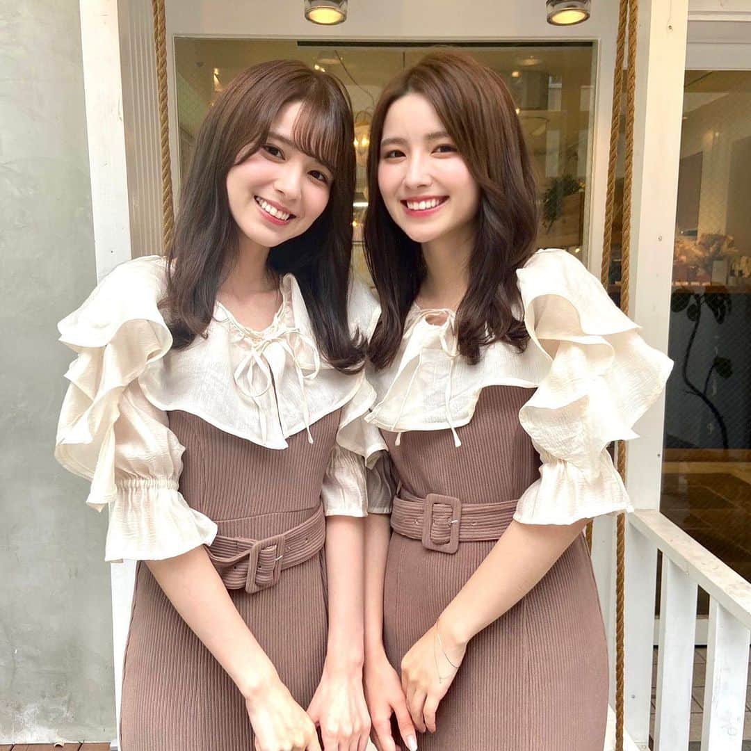 鈴木 みな・まりあさんのインスタグラム写真 - (鈴木 みな・まりあInstagram)「・ お久しぶりです👼🏻 なかなか投稿できず、、🥺 最近プライベートですごい挑戦をしてきまして☺️🏔 またそれも投稿します☺︎ 最近の写真がいろいろと溜まっているから ちょこちょこ載せていきますね🍂  あと、秋になってきたので秋っぽいマロンカラーに🌰♡ 1日限定、前髪ありとなしにしてみたよっどっちがいいかな🐥 いつもありがとうございます🪄@tenhouo   お洋服は甘すぎず大人っぽすぎずのかわいいワンピース♡ フリルが取り外しできるのが最強なの👼🏻♡ @dazzlin_official さん🏷  季節の変わり目、体調に気をつけて過ごしてね☺️  #鈴木みなまりあ#双子」9月29日 20時38分 - suzuki_mina_maria