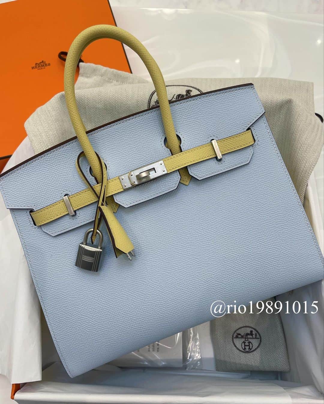のインスタグラム：「念願のパーソナルオーダーバーキン👜❤️‍🔥 11ヶ月かけてようやく手元に届きました🥹❤️‍🔥 YouTubeにもアップしたので良かったら見てやって下さい🥹❤️‍🔥 すこぶるうれしいです🥹❤️‍🔥❤️‍🔥❤️‍🔥 #hermes #birkin25」