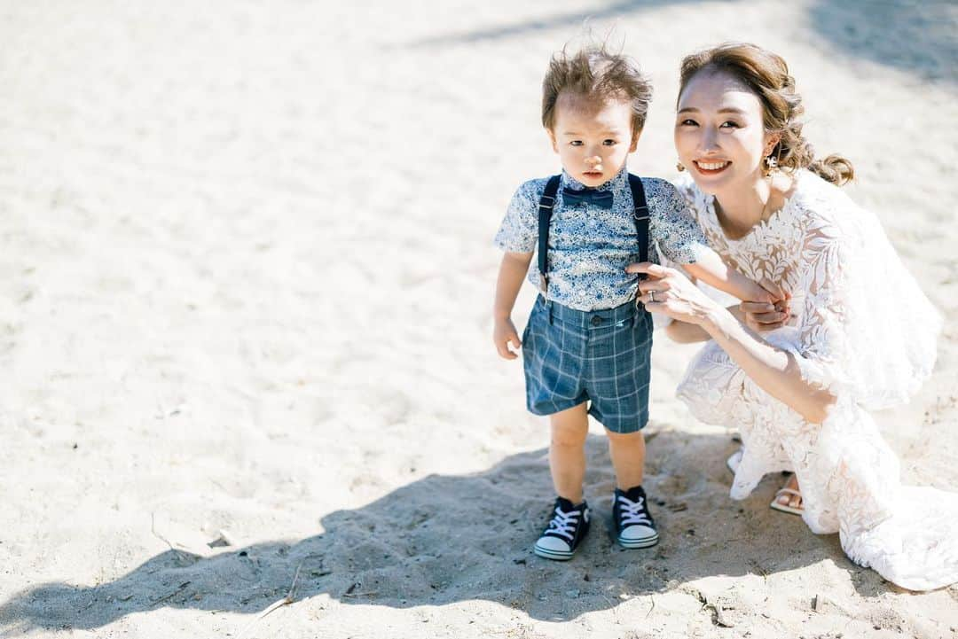 岡田ユリエのインスタグラム：「. 息子も一緒に撮ったんだけど 全然カメラ向かず、むしろじっとしてくれないから😂 海みて大興奮で走る走る🏃‍♂️ 2shotの時は少し静止して向いてくれた😅  4人(お腹の子も👼)shotは カメラ全然向いてくれてないけど😂 両親も含めた家族写真は👦🏻もカメラ向いてくれたり 家族みんなでいい写真が撮れたから良かった☺️🙏  元気すぎる息子はこの後泥水に飛び込みました..😇」