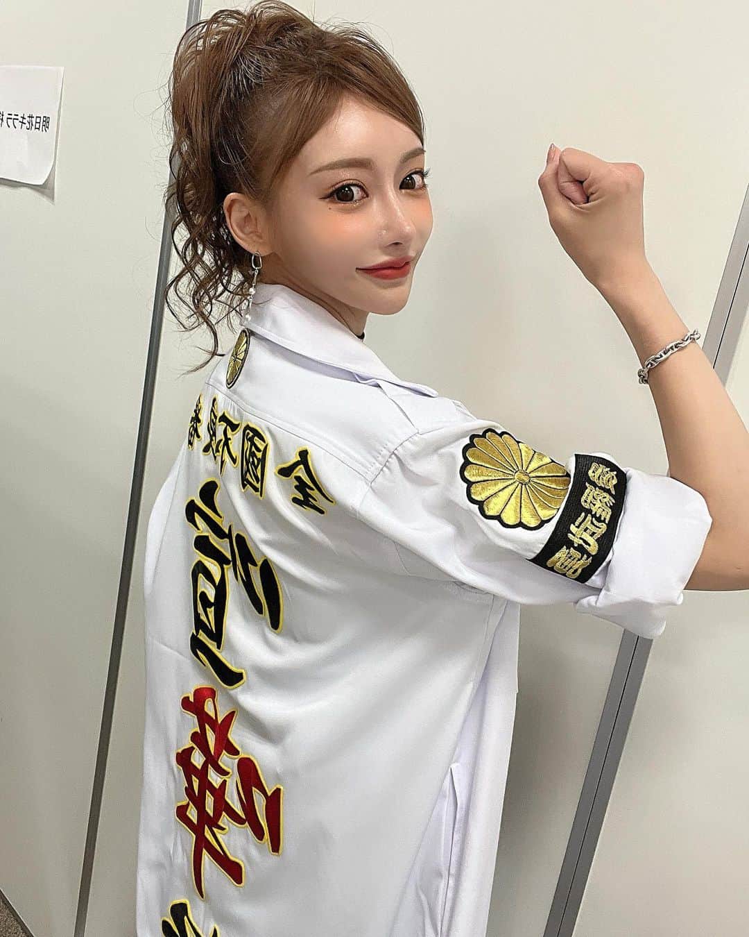 明日花キララのインスタグラム：「喧嘩道さんがこの日の為に作ってくれた特攻服を着て、みくる選手とメイウェザーさんとの試合で敢闘賞をお渡しさせていただきました🥼🤍 普段あまり緊張しないのですが、メイウェザーさんに肩ちょんされて完全に固まってしまいました🙂 最高でした」