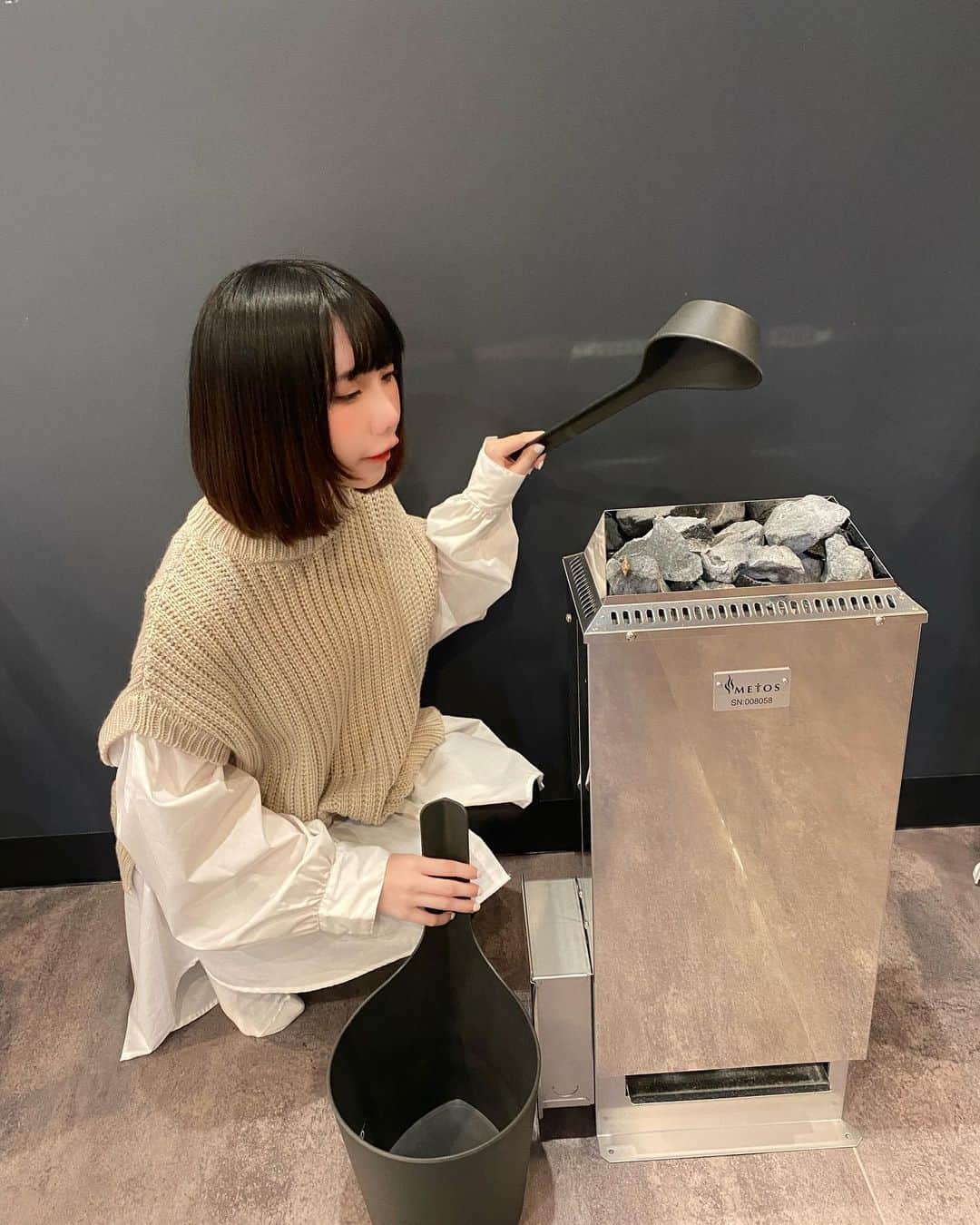 涼川ましろのインスタグラム：「川崎LOYLY LANDにいってきたよ🧖🏻‍♀️💖 私はこの前の川崎の寺サウナぶりでした✨ めちゃくちゃ綺麗でめっちゃ熱くて、しかも個室だから恥ずかしさとかも無いし メンタル的な意味でも本格的な整いができる場所で、駅からもすごく近いし川崎に行く機会があったらライブの前とか後とかにもサウナ行けるしみんなにも是非行ってみてほしいーっっ🧖🏻‍♀️🧖🏻‍♂️ 何でも揃ってるから手ぶらで行けちゃう❣️（友達と行く人は水着あったほうがいいけど👙） 私もまたみんなで行きたいなーっ🥳スタッフの方も優しい方だった✨✨ おすすめポイントたくさん動画でとったからYouTubeにまたあげるからみてね🥰  サインまで書かせてもらってしまった🥹💖わーーーい❣️  #ロウリュウ #サウナ #サウナ女子 #sauna #ロウリュウランド #整い #loylyland #ロウリューランド」