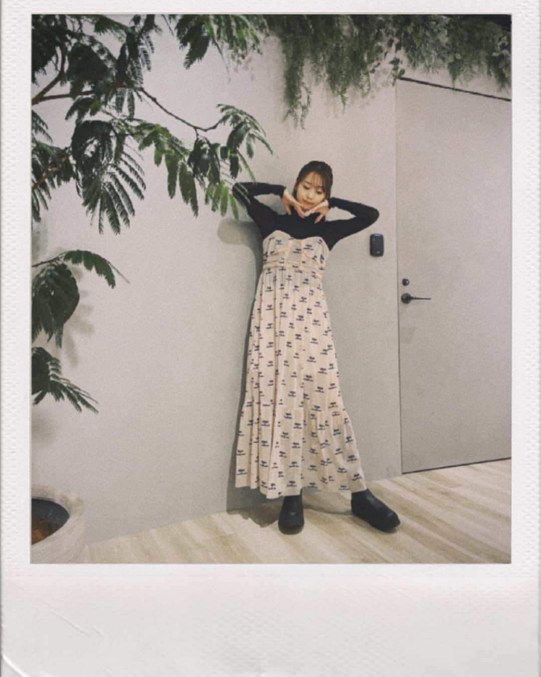 芹澤優のインスタグラム：「🐈  MAISON SPECIAL このスケスケワンピース可愛すぎてる〜  先日ですが… アリス展行って 不思議な世界に包まれて こゆーい坦々麺食べて 夜はサウナ  🧖‍♀️<幸せ…  お仕事が早く終わった日は スーパー寝たい時もあるけど 最近は秋でいい天気でルンルンなので お出かけしてます  秋ちゃん好きって一生言ってるから 今年も少しでも長いといいなぁ  今日は金木犀が咲いてる‼︎って実感してふぅうううってなった♡  今夜はヨルナイトです！ よろしくね。 一緒に夜ふかししちゃお🌙  #maisonspecial  #私服」