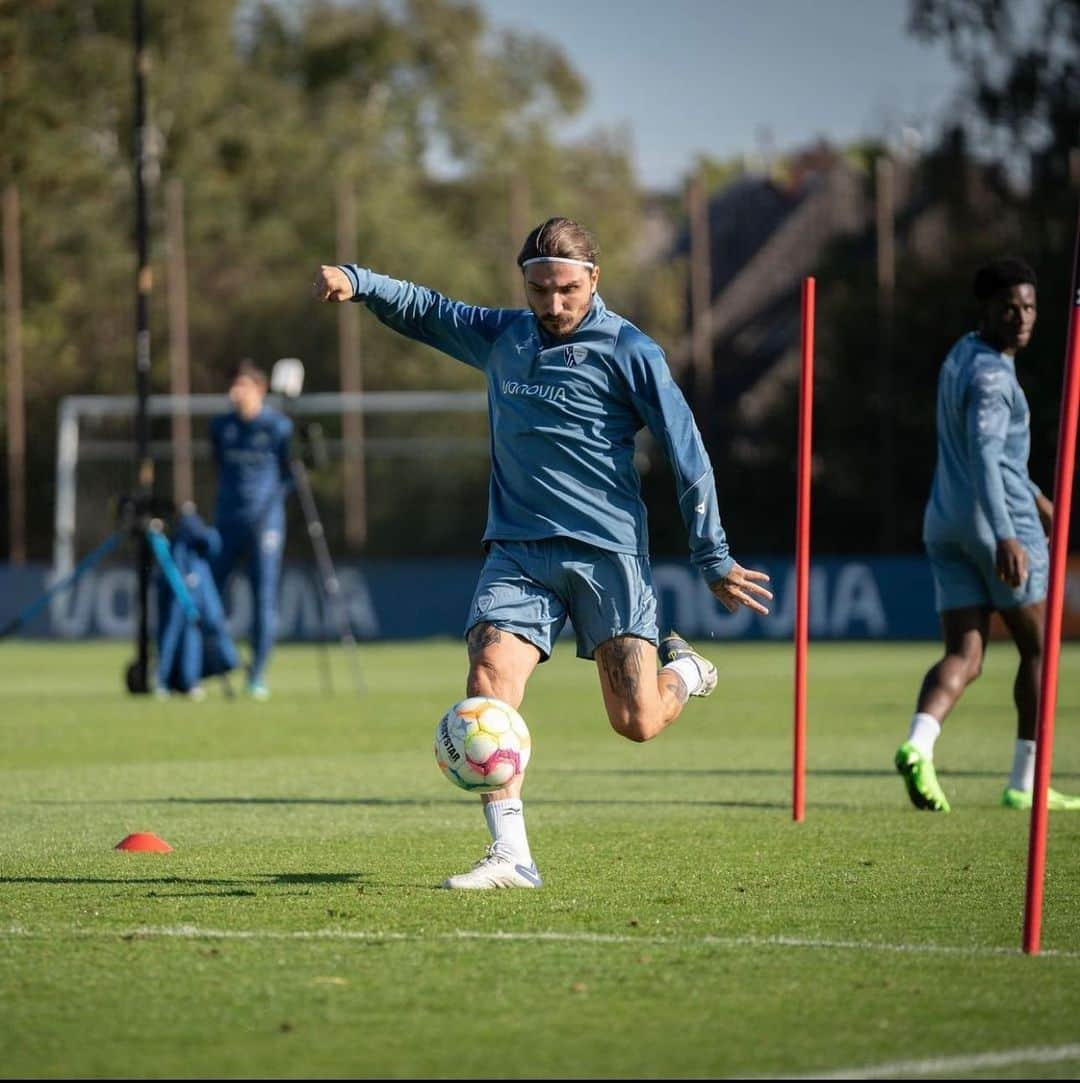 コスタス・スタフィリディスのインスタグラム：「Finally back⚽️」