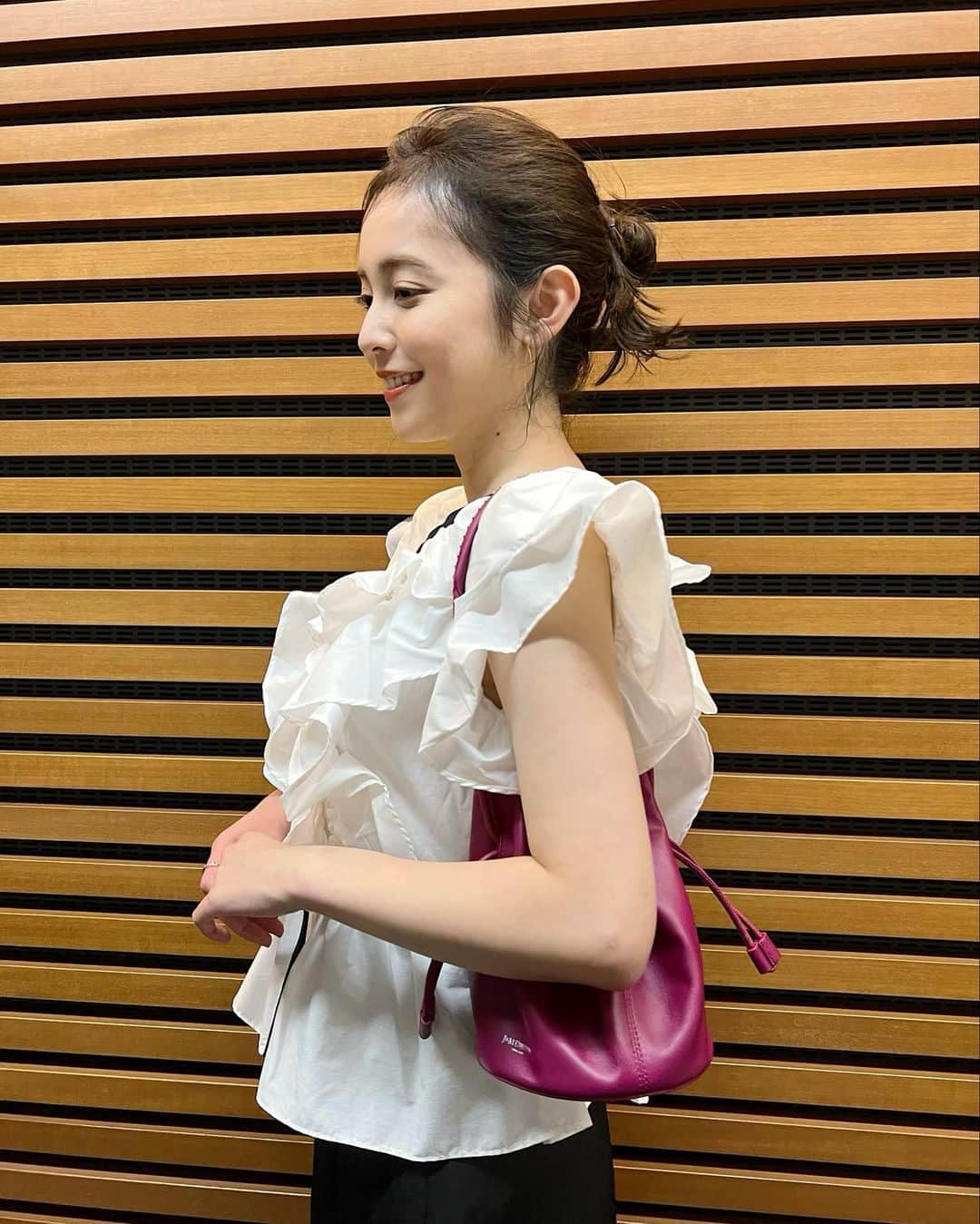 久慈暁子さんのインスタグラム写真 - (久慈暁子Instagram)「* 佐藤純さんがプロデュースした フリルブラウス🤍🫧🧸  tops ... @cbp.tokyo  skirt ... @naturalbeautybasic_official  shoes ... @dianashoespress  bag ... @jandmdavidson  *」9月29日 21時34分 - kuji_akiko