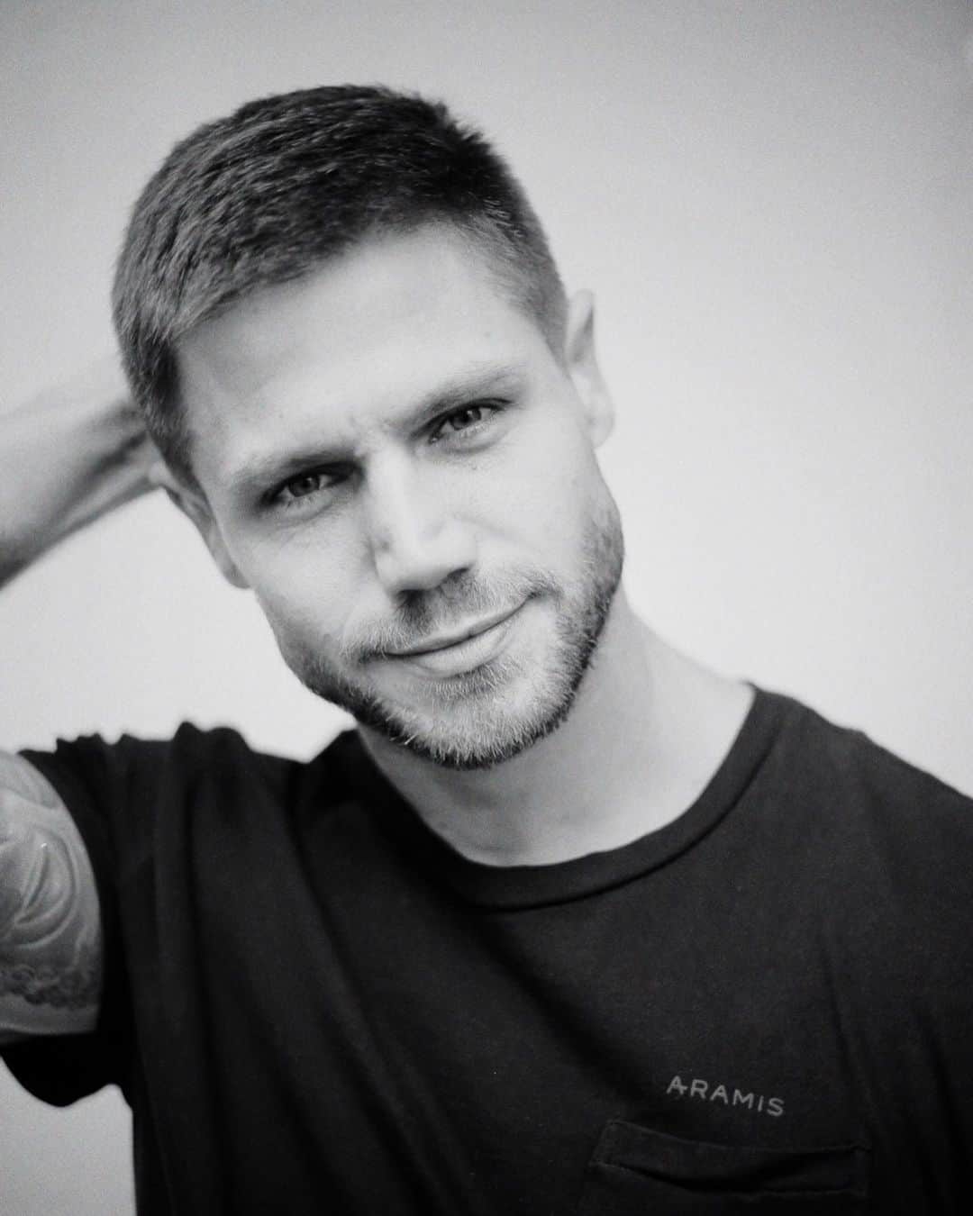 Jonas Sulzbachのインスタグラム：「Simpático ou marrento? 🤍🖤」