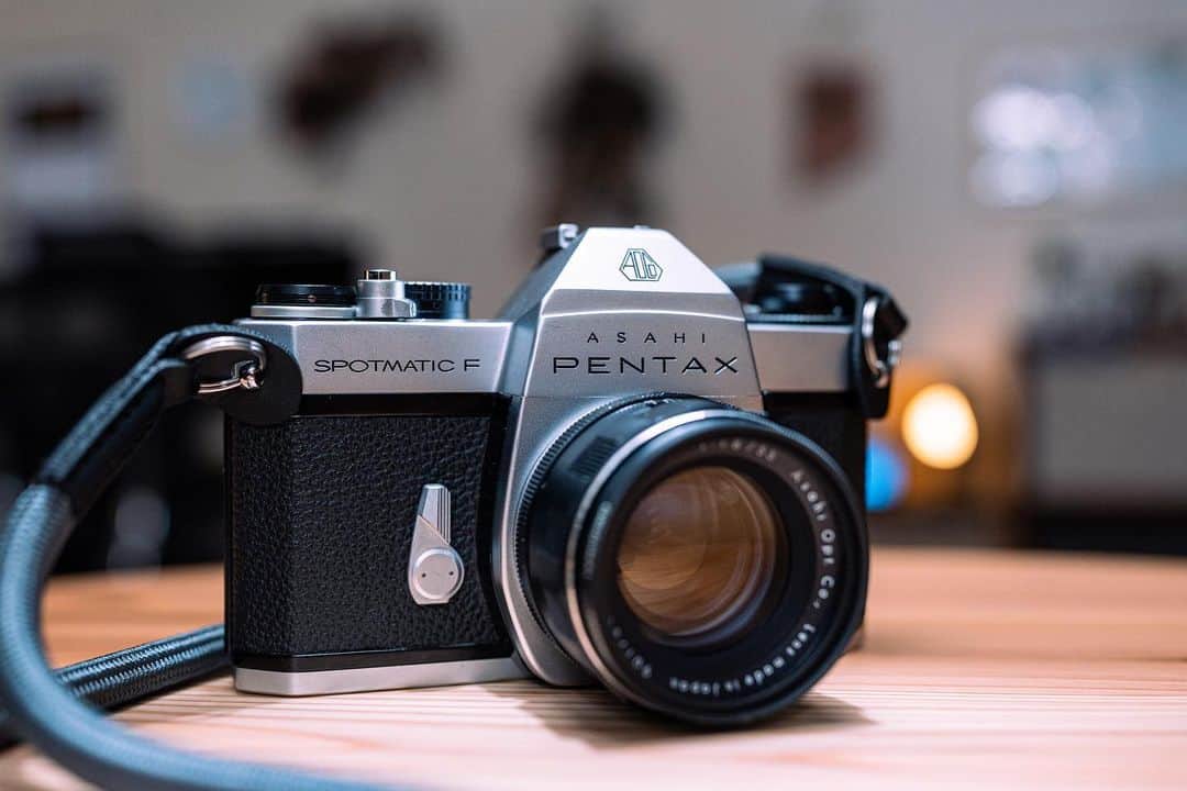坪井遥司のインスタグラム：「新たな沼へ… だがしかし、フィルムが絶賛品薄中なのだが  #フィルムカメラ #filmcamera #pentaxspf #supertakumar55mmf18 #oldlens #オールドレンズ」