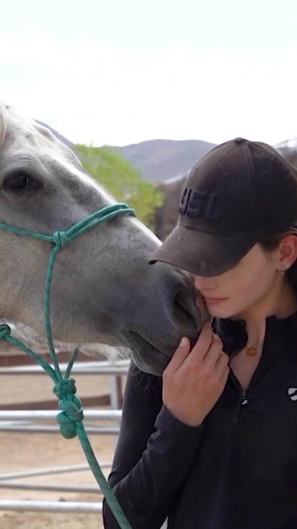 マッケンジー・フォイのインスタグラム：「This is Whisper of the Wild.  She is a young mustang that the @wildbeautyspirit saved from neglect, starvation, and slaughter.  Since she was rescued she has been in rehabilitation to bring her back to health. While her transformation from the last four months has been great, she still has a long way to go before she is fully healthy. She’s steadily gaining weight and muscle. The tooth abscess on her face is being quite difficult to heal and is starting to become painful for her. We have been working with vets to try and get it to heal without having to extract the tooth. Unfortunately it’s not healing and she will have to get the infected tooth extracted.    She has made massive strides in becoming halter broke and comfortable with us. She’s doing really well with desensitizing and pressure training. We’re still working on baths and lunging but she’s getting better and more comfortable with it every time we do it. She picks up all four feet and has even seen the fairer and had her feet trimmed multiple times now.    I’ve learned so much from whisper already and I can’t wait to see what else we will learn together. Thank you to everyone who has helped us get to where we are. The incredible trainers, veterinarians, and equine professionals.  This has been 100 days of Whisper of the Wild.」