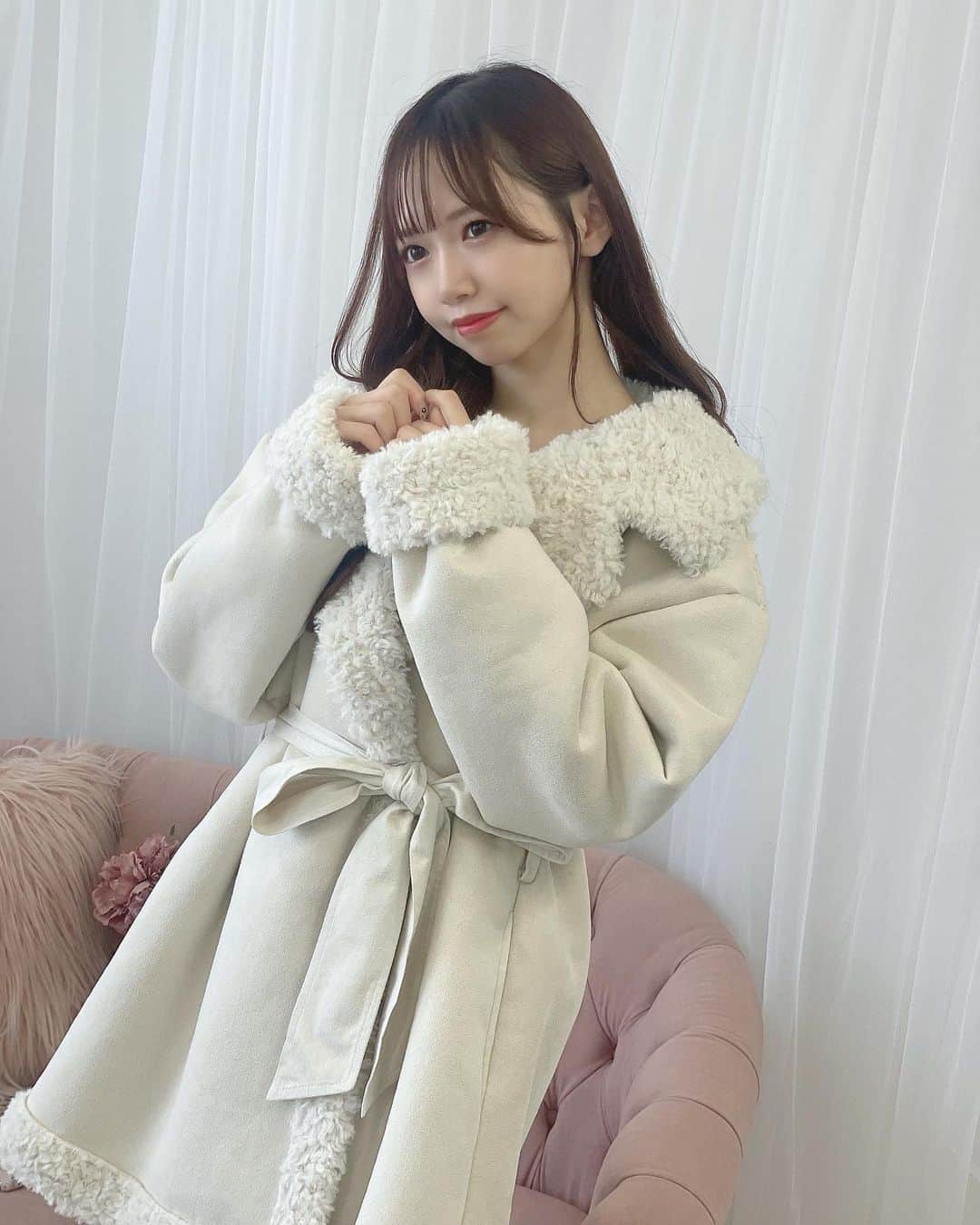 のインスタグラム：「おやすみ〜〜〜🌛  モデルさんのときの撮影で コートをたくさん着させていただいたので インスタ覗いてみてね〜🧥🤍💓 @evelyn.official  #fashion #evelyn #コート #coordinate  #秋コーデ #秋服コーデ  #ootd #ootdfashion #みちゃしふく #コーデ  #coat」