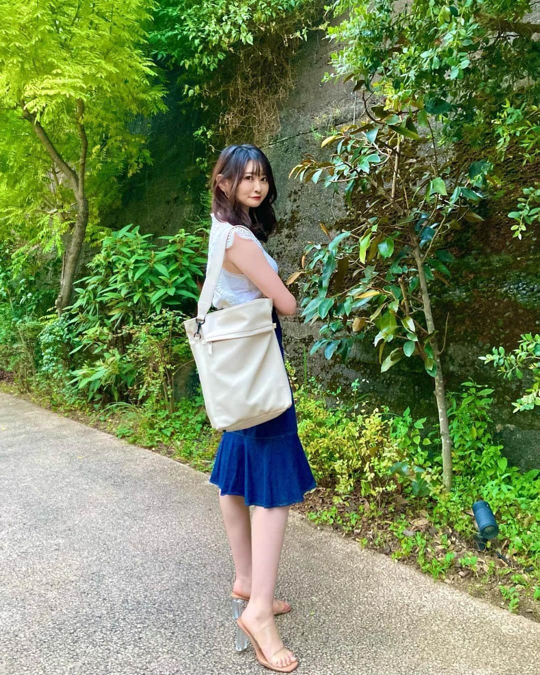 坂口莉果子さんのインスタグラム写真 - (坂口莉果子Instagram)「最近PCを持ち歩く時はこのバッグでお出かけしています☀️  Bag：ガストンルーガ🇸🇪( @gastonluga )2way Tåte Color：Cloud Cream  お買い物とかして重くなった時はリュックにして使ってる🎒 防水で本当に優秀バッグ☔️🙆‍♀️  15%オフ ディスカウントコード: 　rikakosakaguchi （8月22日〜11月20日まで有効）  安心の国内配送且つ送料も無料です🧡  ガストンルーガ公式オンラインストア🇸🇪 (ハイライトのストーリーからリンクへ遷移できます) https://gastonluga.com/jp/ ・ ・ ・ #japan #tokyo #ootd #fashion #bag #coordinate #code #summer #travel #gastonluga #japanesegirl #instagood #ファッション #コーデ #コーディネート #ファッションコーデ #アパレル #バッグ #韓国ファッション #カジュアル #私服 #ガストンルーガ #リュック #トートバッグ #骨格ストレート #骨ストコーデ #デニムスカート #165cmコーデ #バックパック」9月30日 0時00分 - rikakosakaguchi