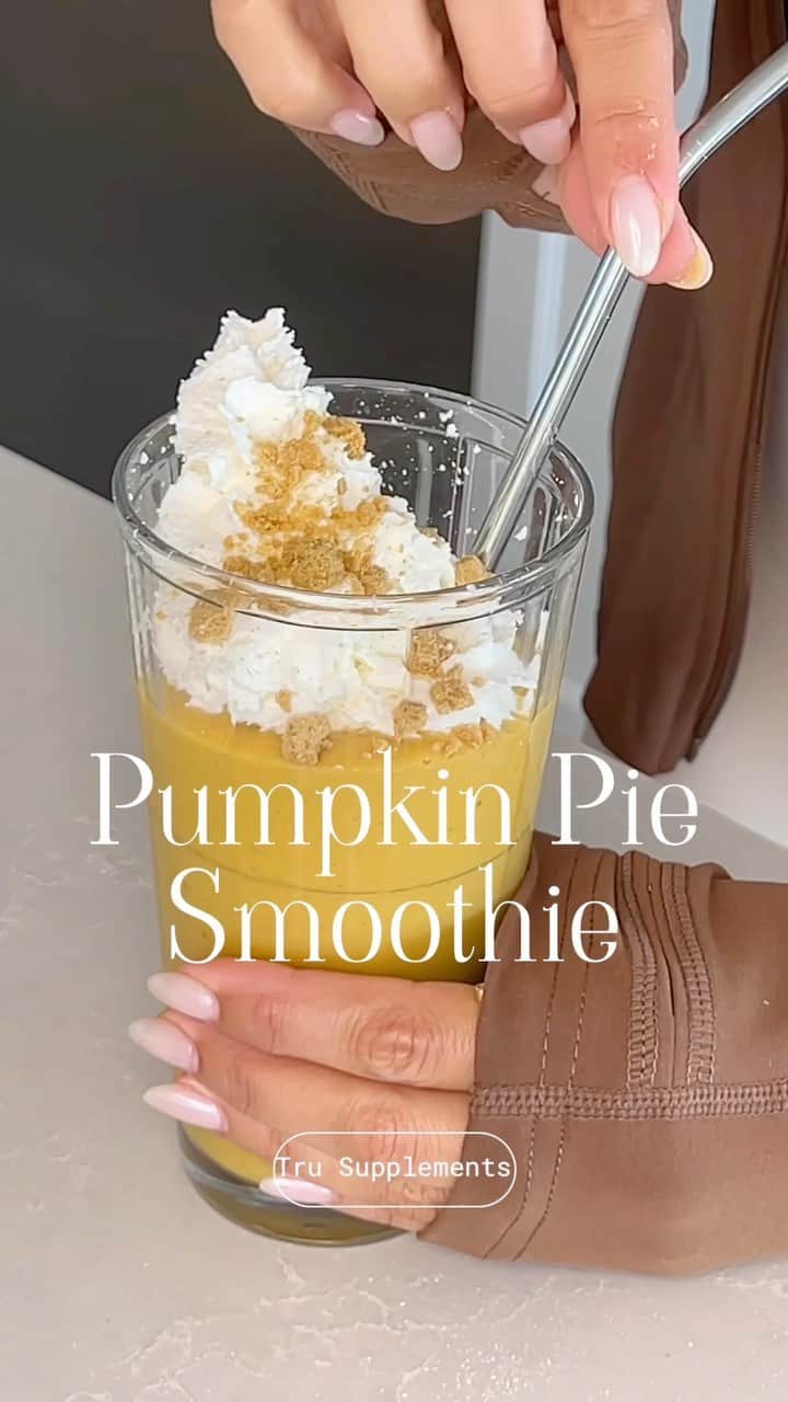 アナ・チエリのインスタグラム：「You gotta try this Pumpkin Pie Smoothie 🍂🎃🫶🏼  1 Frozen Banana 1/2 cup Coconut Milk 1/4 cup Pumpkin Purée  1 scoop @tru_supplements Cinnamon Roll Protein  Blend! Coconut Whip Cream Graham Cracker Crumb Topping (just crush up 1/2 square) you can also add the other half of the gram cracker to the smoothie for thicker texture 🙌🏽😋  Tru has so many yummy fall flavors! Take a look and use code ANA for a discount 😘」