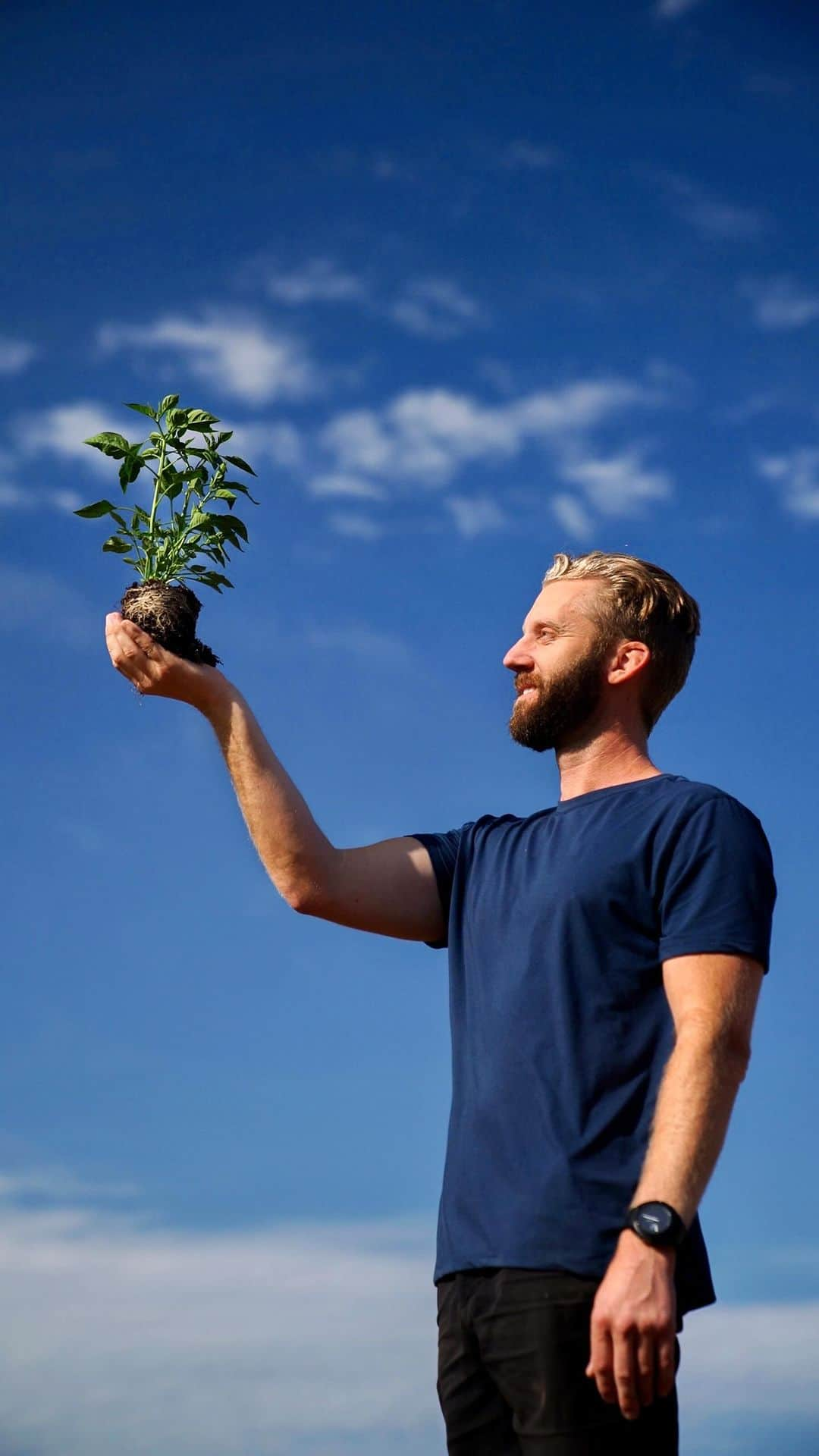 Travis Burkeのインスタグラム：「We all hold the power to incorporate small acts into our lives that can bring huge positive change to not only ourselves, but to the people and places around us, and ultimately the world as a whole!  Little things like picking up trash when you’re out in nature, volunteering for conservation projects, planting a tree in your backyard, and composting all have a significant impact when we do it together. I’ve also met so many incredible friends along the way!  Above is a video that shows some things I’ve been incorporating into my life over the past few years. Now, what’s something that YOU can do (or are doing) in your community, home, or the next place you travel that will help protect and support our green planet?  Share in the comments below to inspire others or give us new ideas. Huge thanks to @bbcearth for encouraging and empowering me to share this message; it’s something I am passionate about and want to continue to share more of!  #OurGreenPlanet #GenerationGreen #Protect #Restore #Nature #Adventure  In association with Moondance Foundation.」