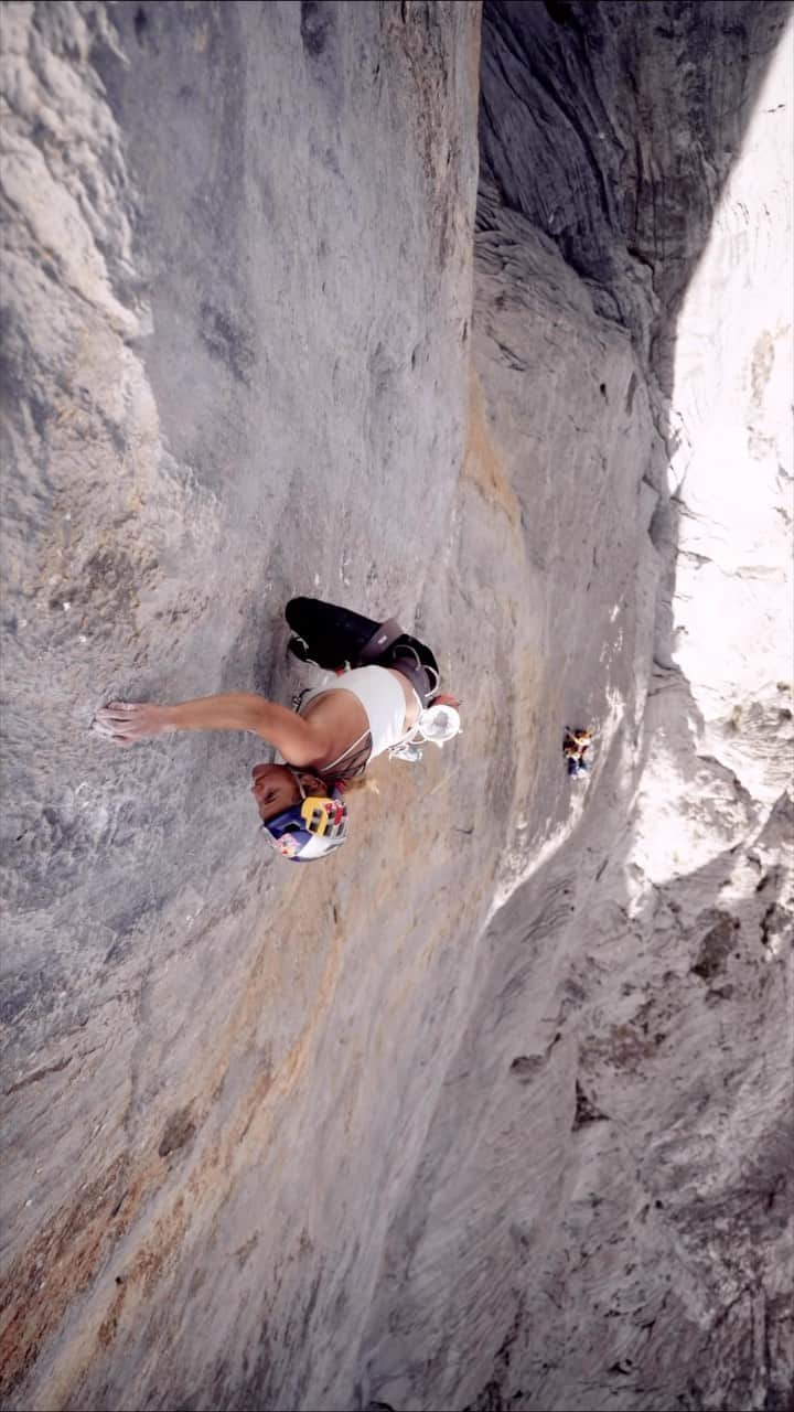 サッシャ・ディギーリアンのインスタグラム：「A clip from the final moves of pitch 11, 8c (5.14b) send on our ground up push; I had to dig deep and really battle mentally and physically here. Unlike arriving to a sport crag and pulling on to a project, climbing through challenging terrain thousands of feet off the ground provides its own challenges- from being fatigued while stringing together all the heady pitches that lead up to arrive at this point on the wall, to the pressure of sending on the Push, and the restless nights sleeping on the side of the cliff in an open bivvy in pursuit of the Send. This rock was incredibly sharp and by this attempt, I had blood on every finger tip. I chose to bite off the tape as I moved into these final moves and to try “a muerte.” It’s not common for me to feel the level of absolute pride and psyche as I did when I put this pitch down ⚡️🥹  Thank you to the entire team for the incredible support and encouragement 🫶 Filmed by @chrisalstrin  -  @matilda_soderlund @lovealwayspriscilla @bretteharrington @ryansheridan  @potter_remi_mike  - #climbing #sport #adventure #sendbars #fuelyourjourney」