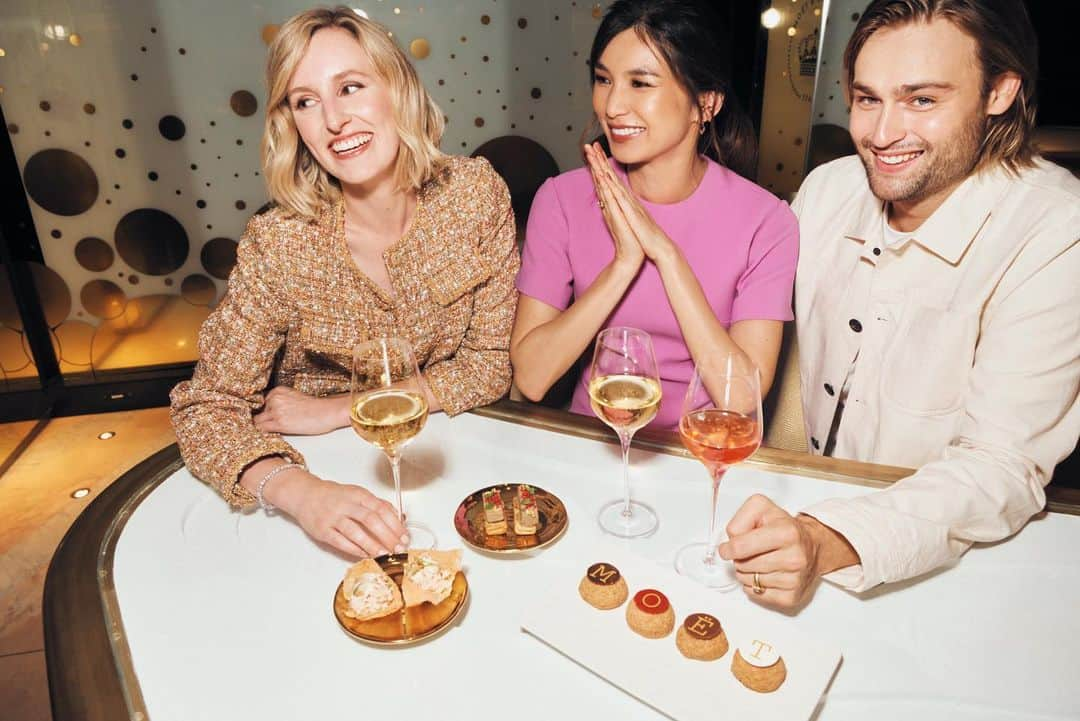 ローラ・カーマイケルのインスタグラム：「A glass of champagne with gorgeous pals at the new @moetchandon bar at Harrods, underneath a starry chandelier of dreams #MoetChampagneBar」